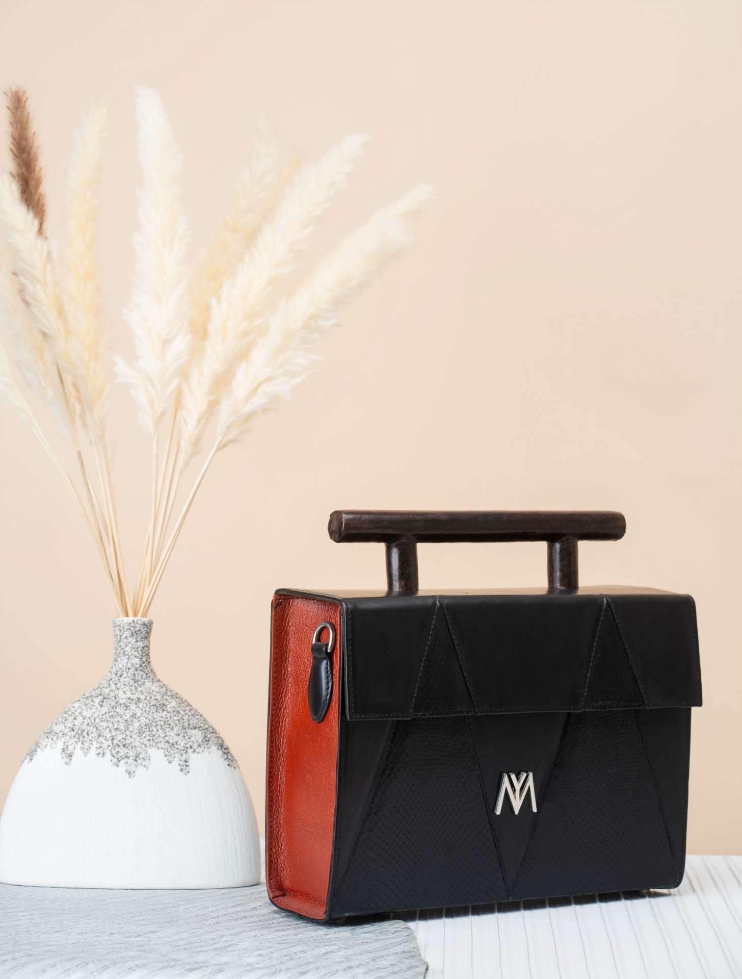 Cartable géométrique noir & cuir orangé, poignée en bois tourné