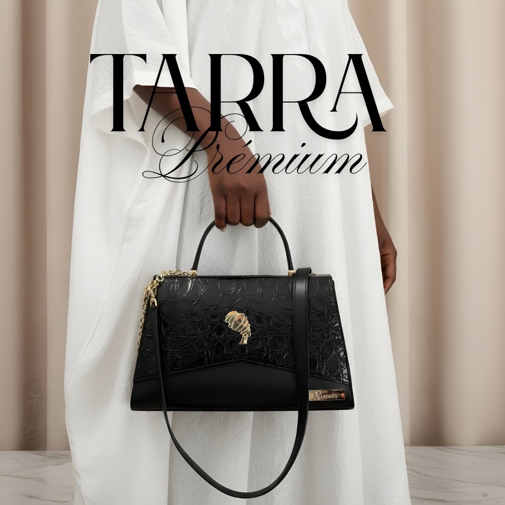 Tarra Premium — sac noir porté sur boubou blanc