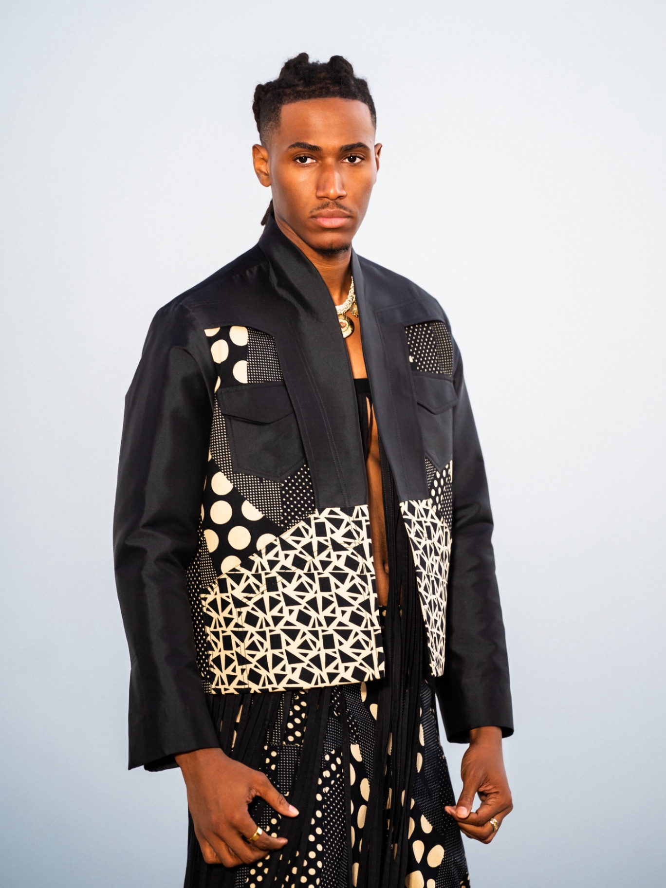 Veste courte homme, assemblage de motifs pois et treillis sur base noire.