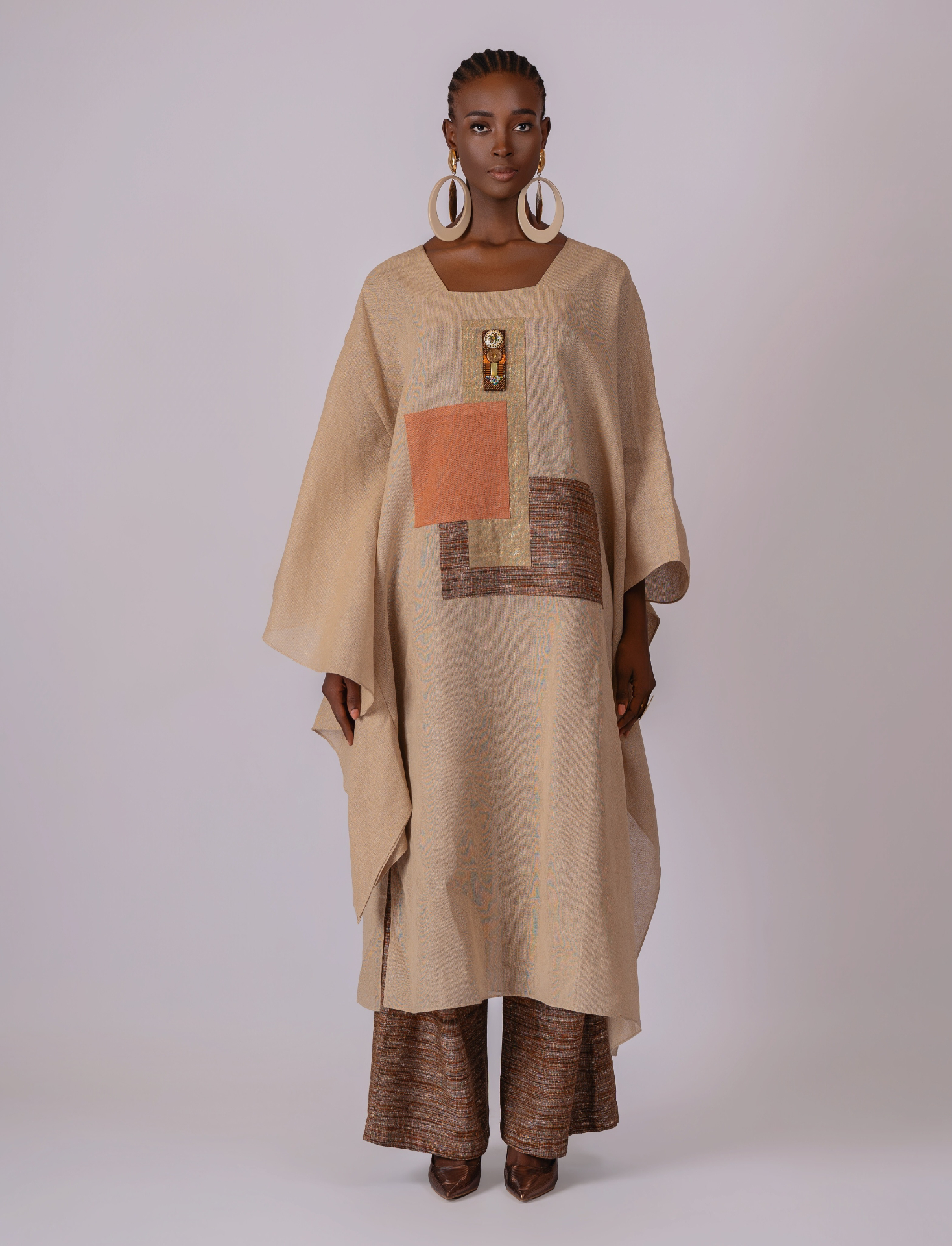 Boubou beige patchwork et broche bijou
