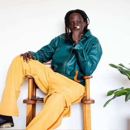 Cuir vert et pantalon moutarde à liseré