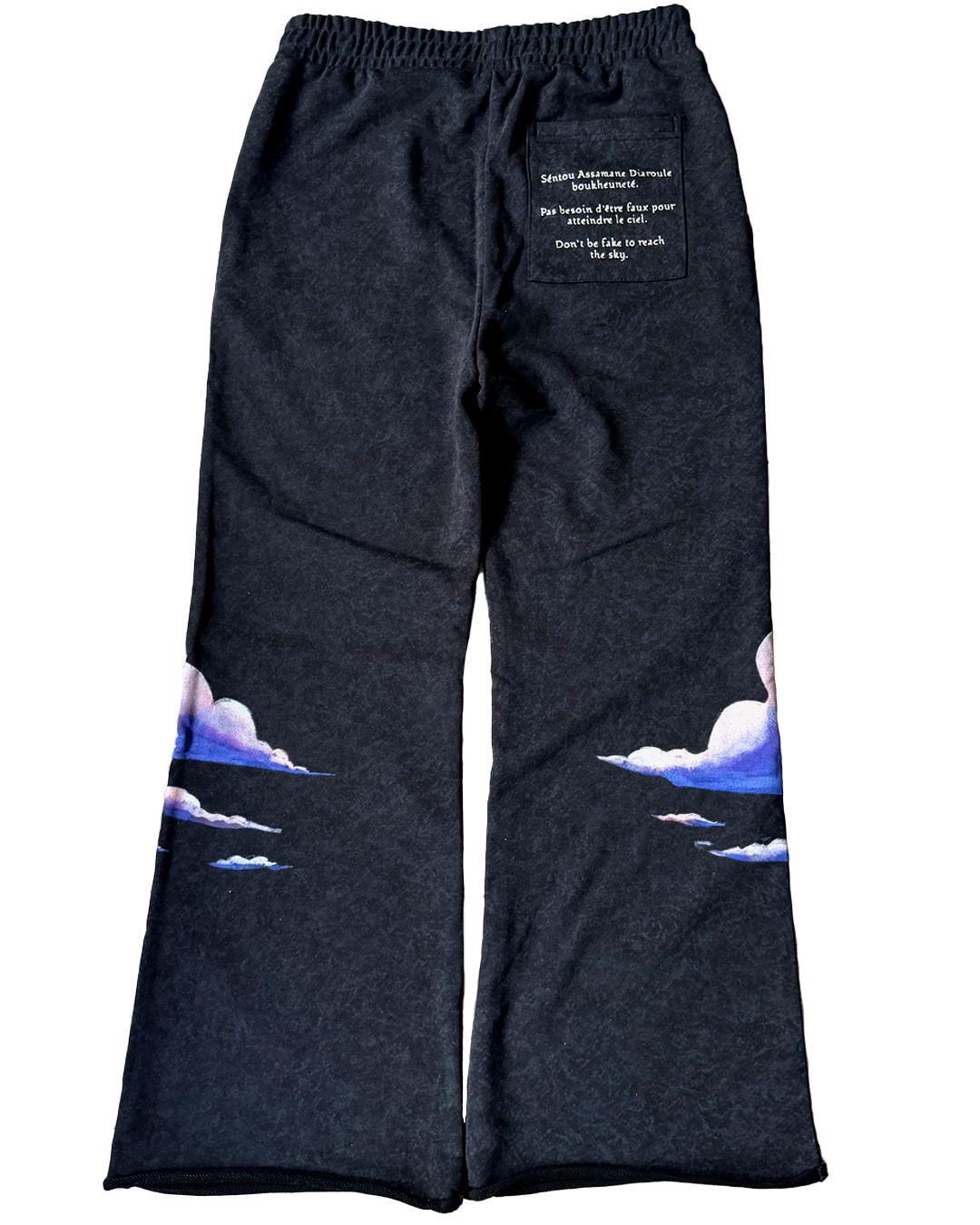Dos du pantalon : poche brodée « Pas besoin d'être faux pour atteindre le ciel »