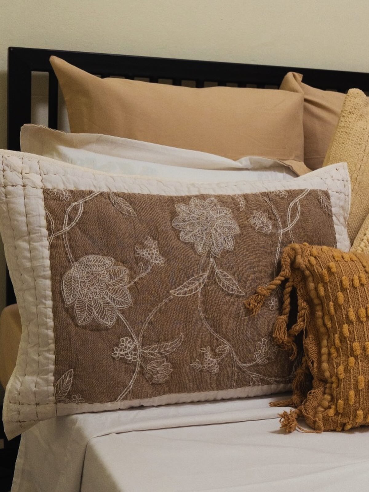 Coussin brodé main — le linge de maison de la maison.