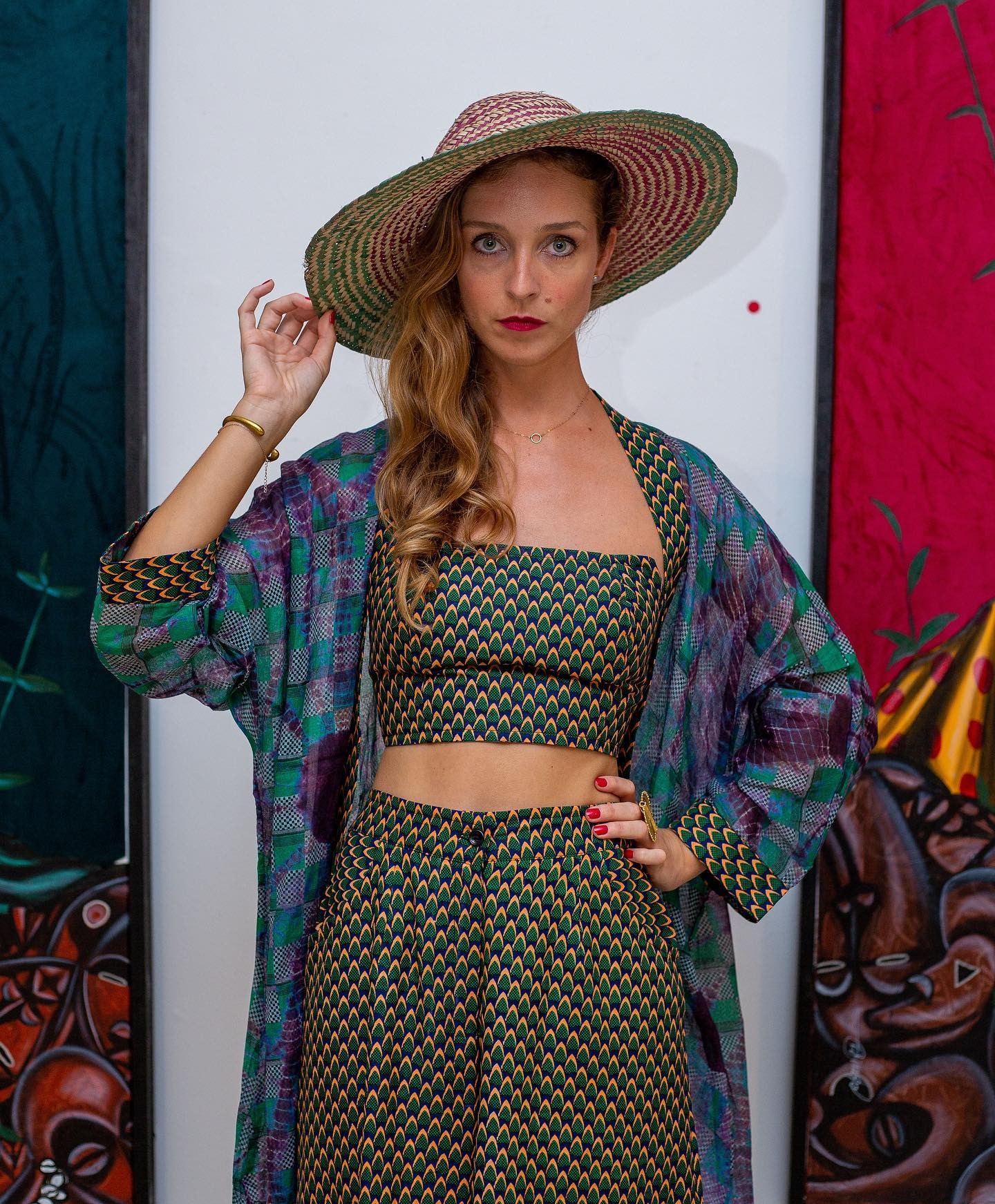 Ensemble bustier et pantalon en wax écailles, kimono tie-dye et chapeau tressé