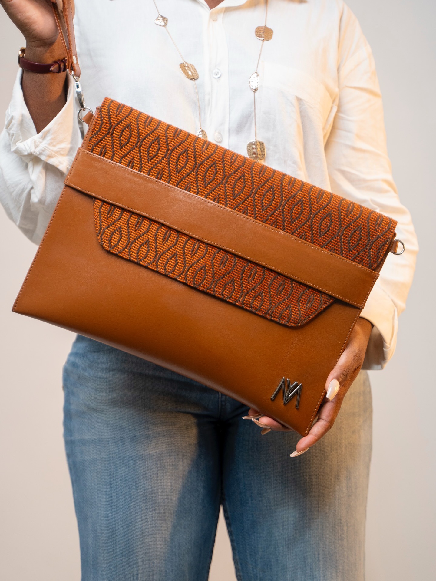 Pochette cognac — rabat perlé orange & noir