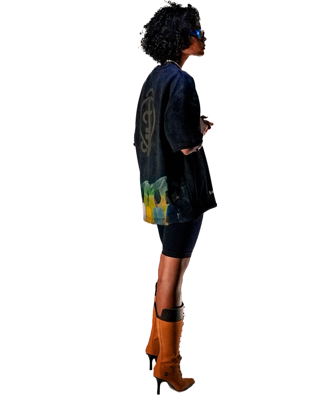 Profil : tee-shirt noir délavé et bottes lacées camel