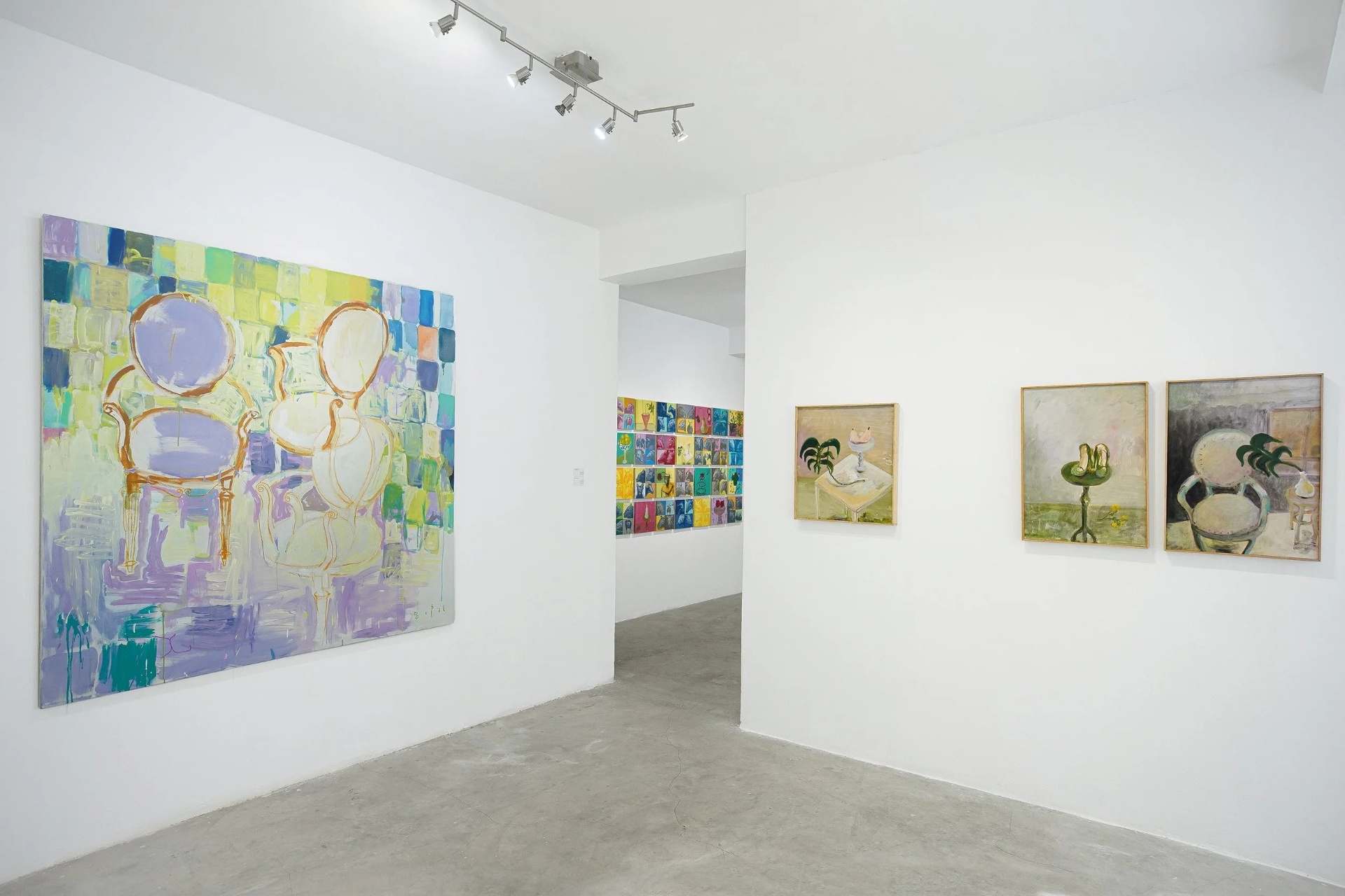 Amina Gopal : chaises spectrales et natures mortes, dialogue entre matière et mémoire.