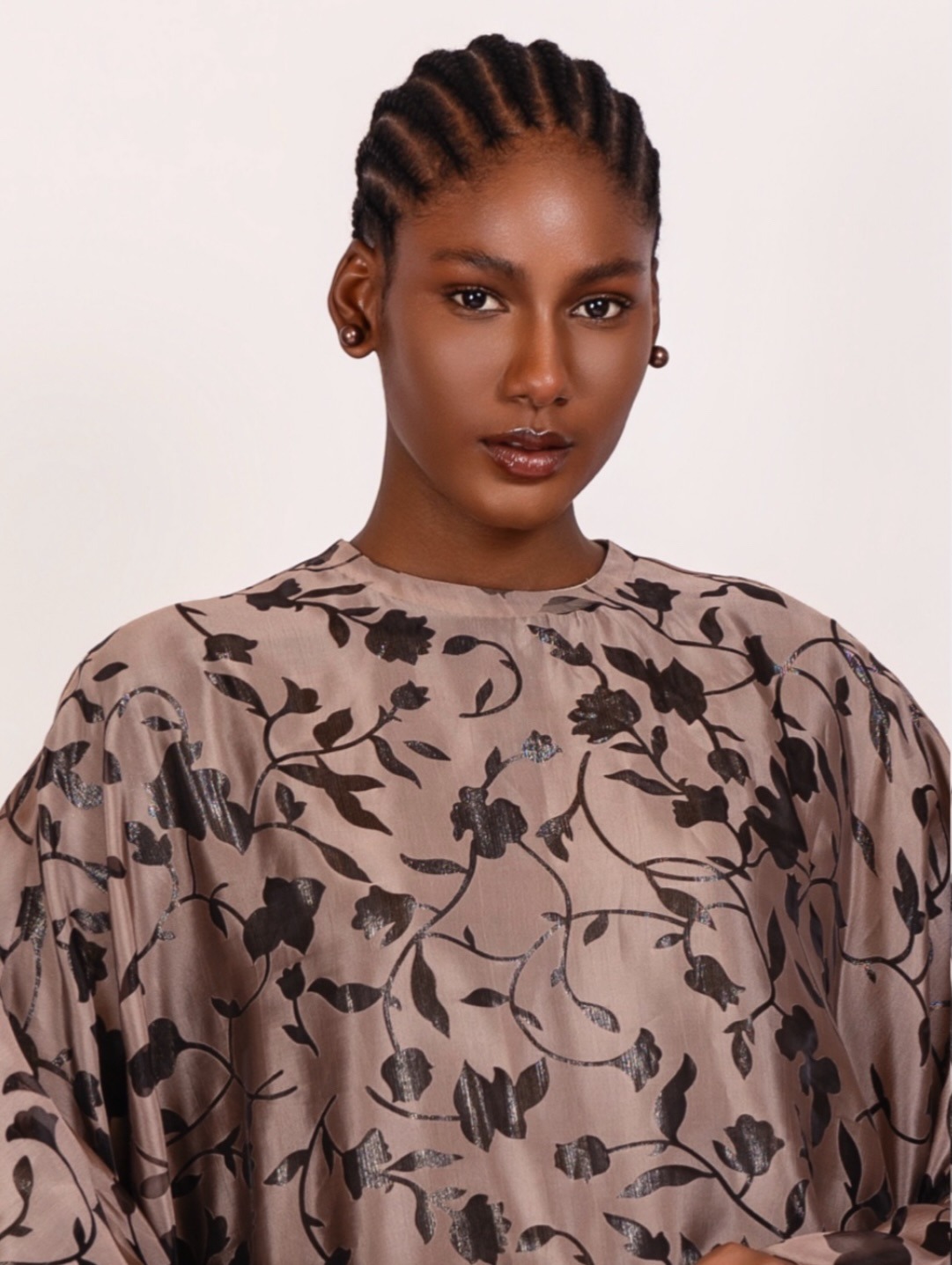 Portrait — imprimé floral taupe et noir