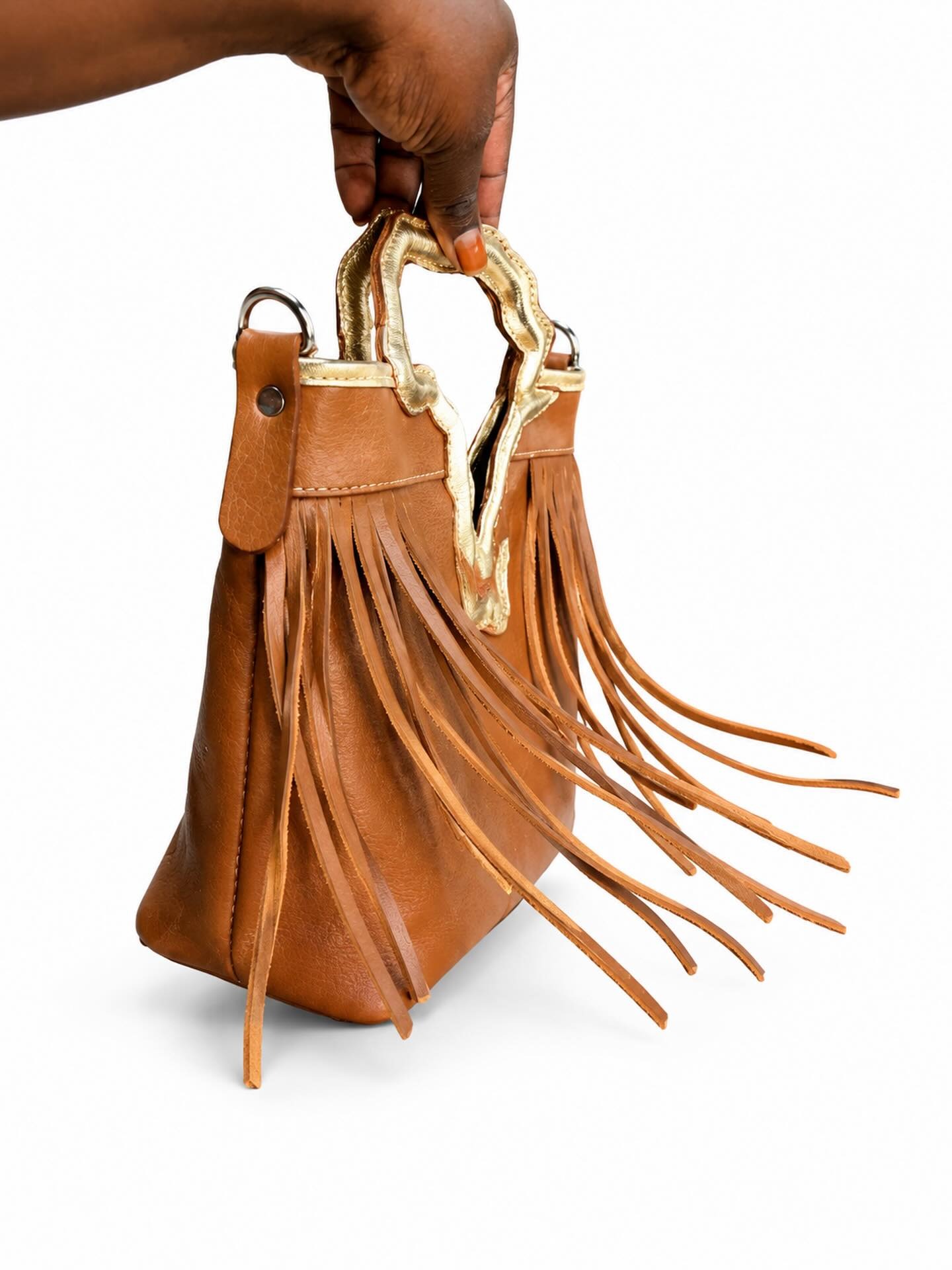 Sac cognac à franges, anse Afrique dorée — silhouette signature.