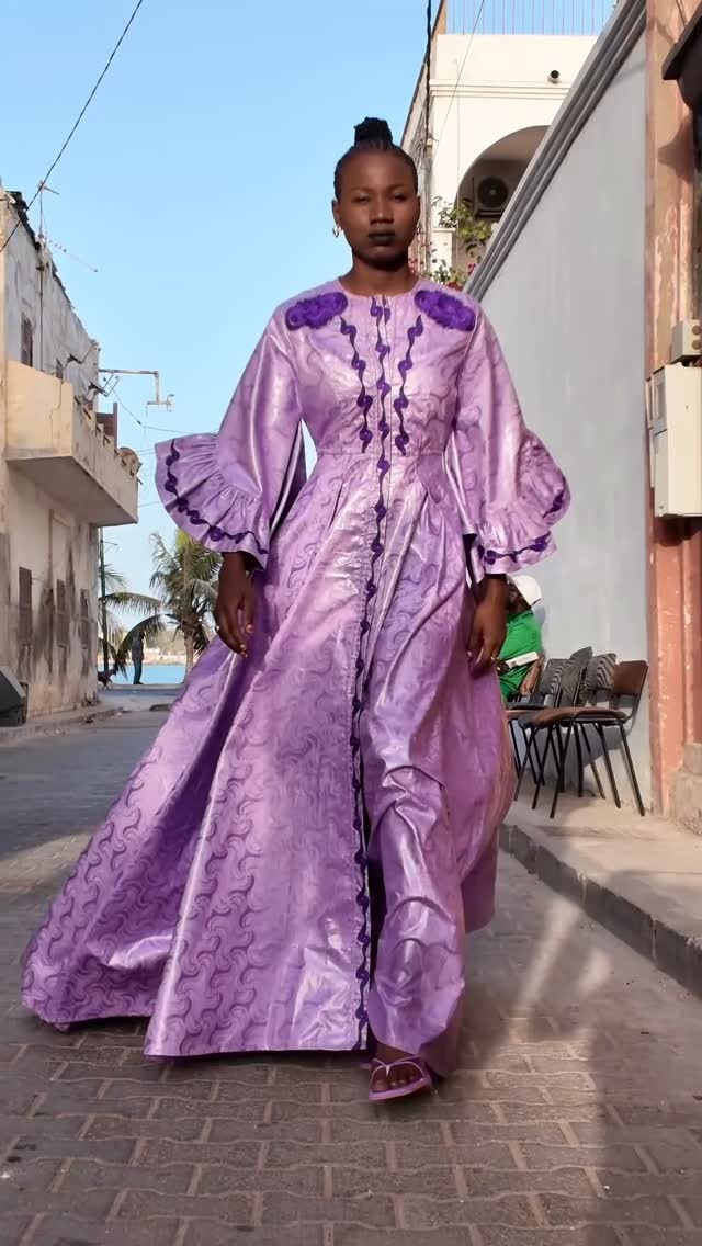 Boubou lilas volanté — dans les ruelles de Saint-Louis