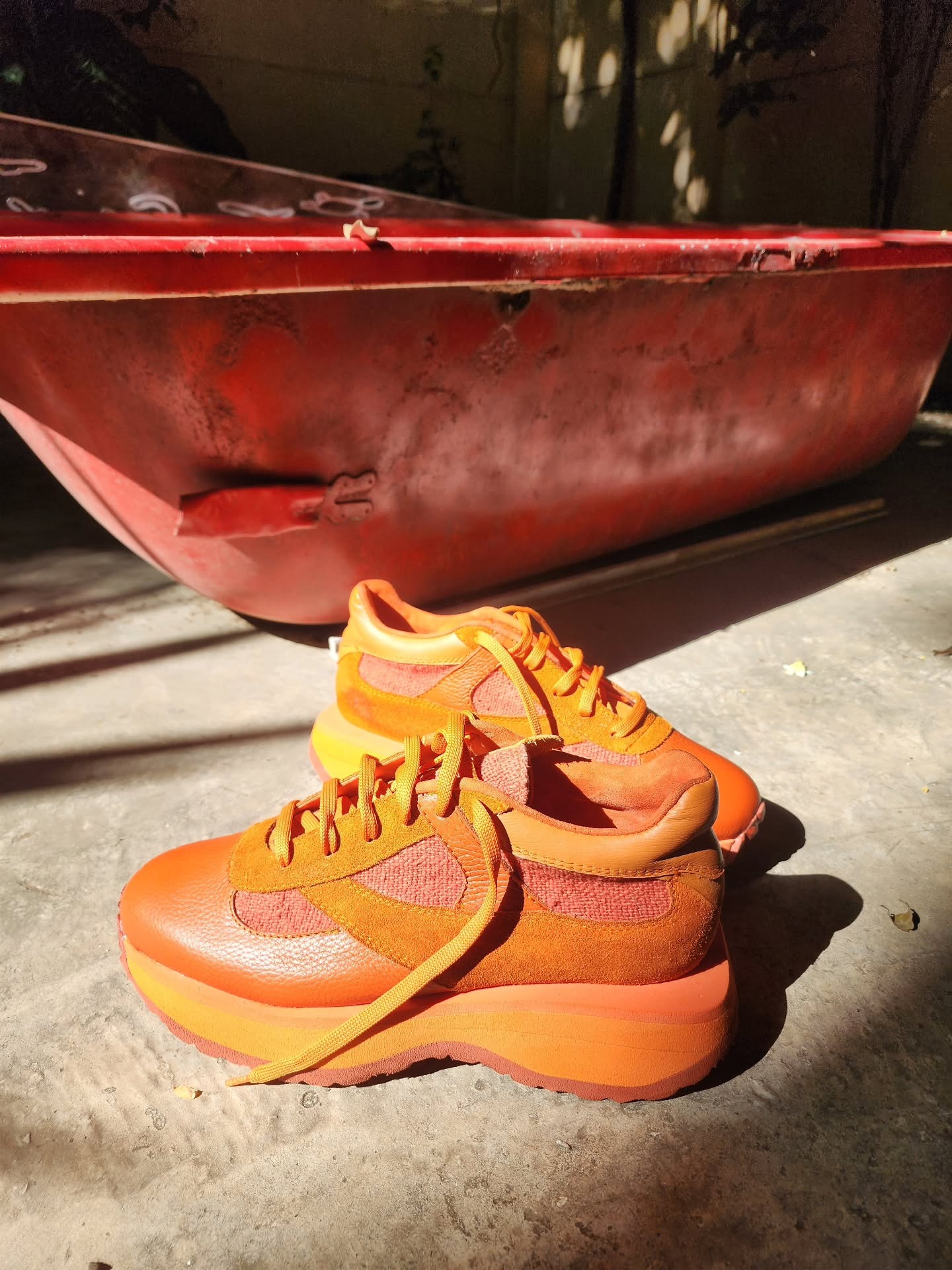 Édition orange monochrome — cuir, daim et toile tissée