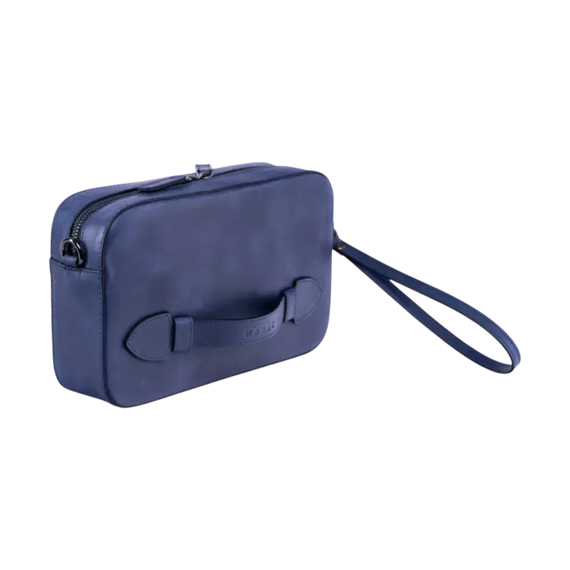 Trois-quarts sur la clutch marine — détail du travail des poignées.