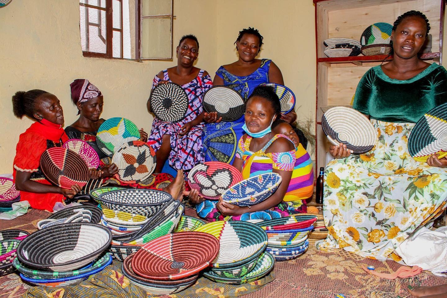 Les artisanes rwandaises et leurs corbeilles fraîchement tissées