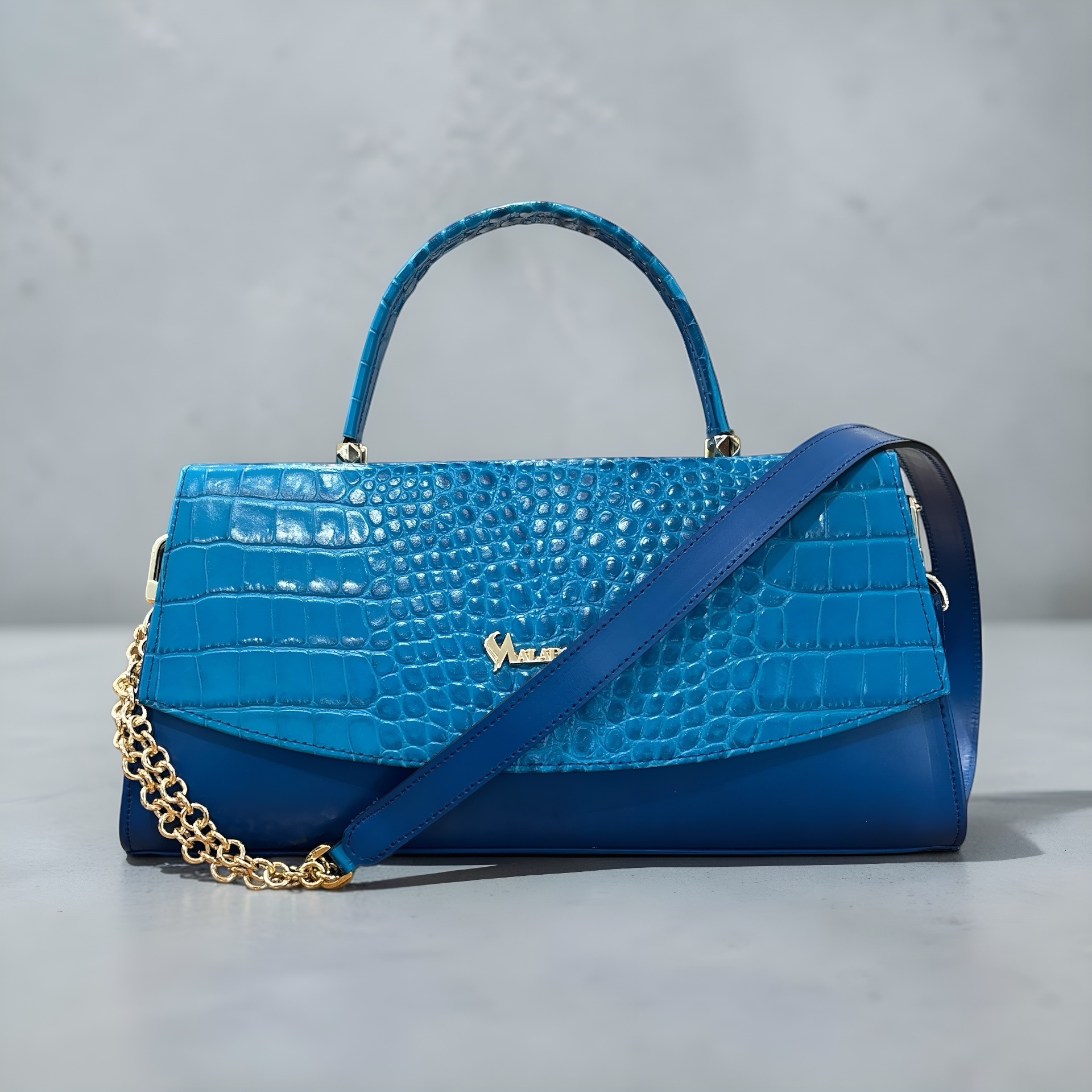 Sac bleu électrique, texture crocodile