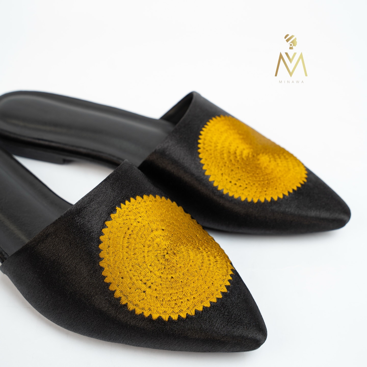 Mules satin noir & broderie soleil safran