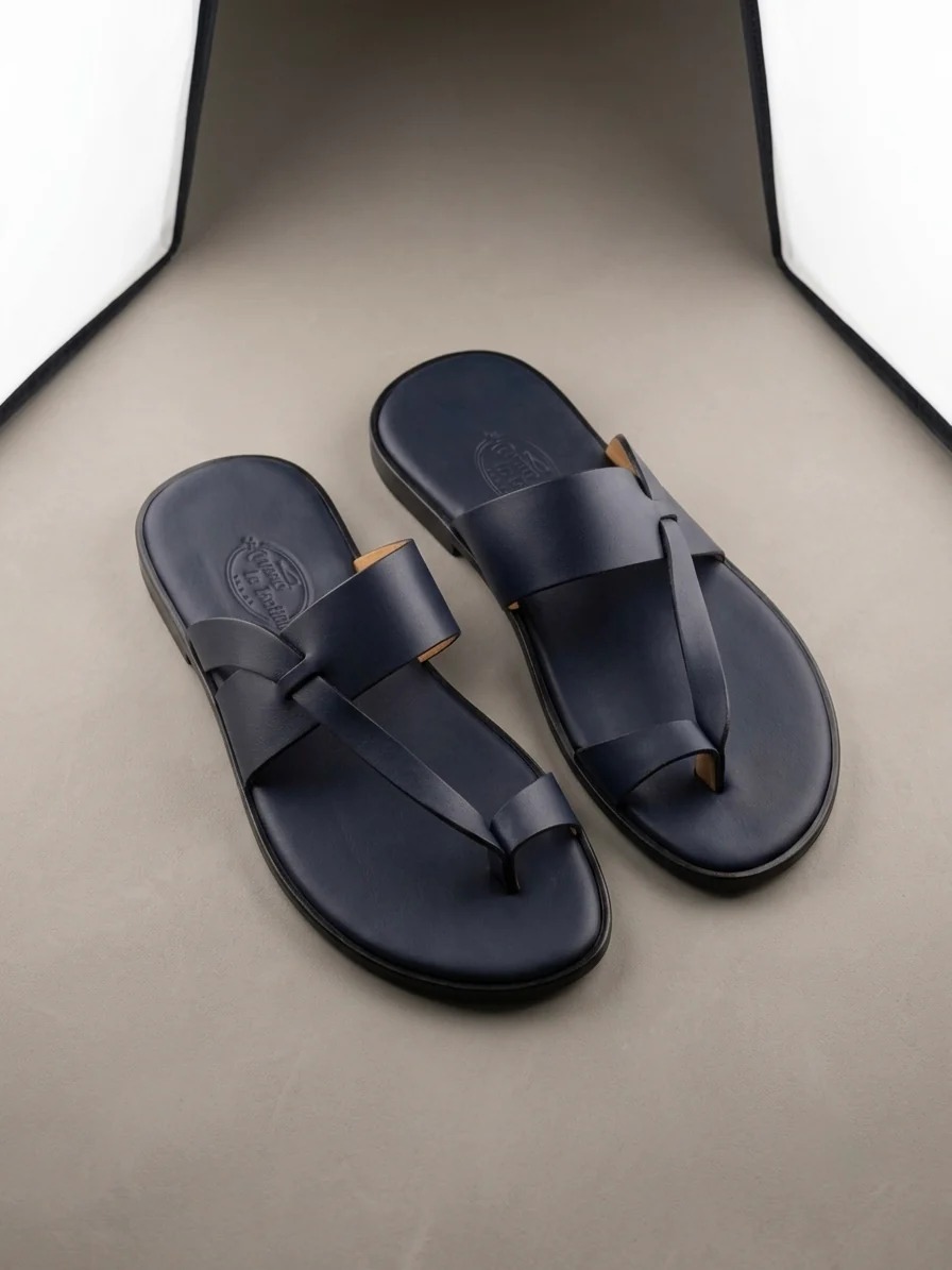 Tong tressée cuir bleu nuit — modèle habillé.