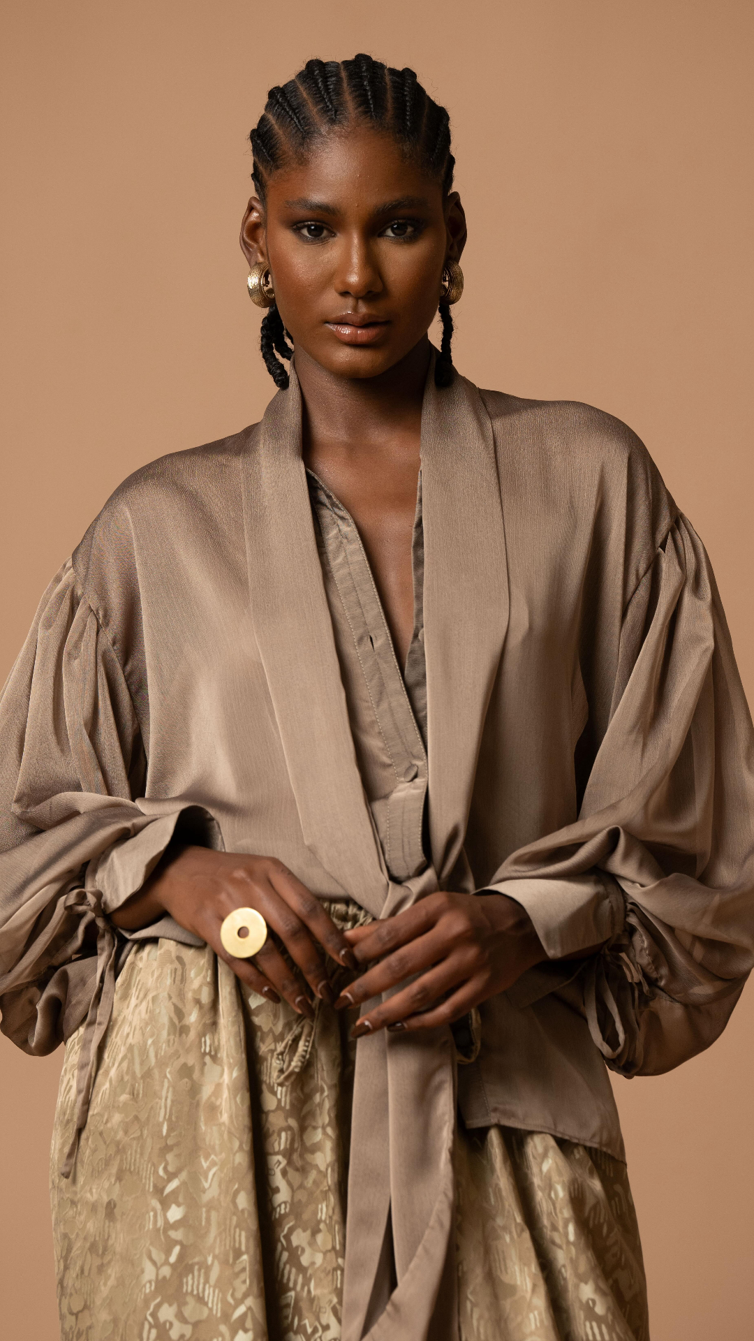 Kimono taupe satiné — manches ballon et jupe imprimée or