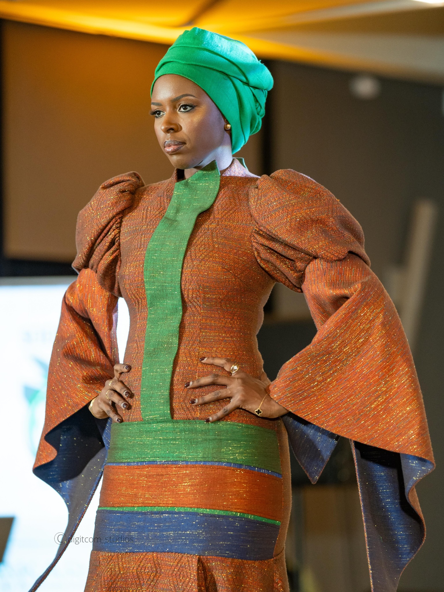 Robe cuivrée à manches ballon, turban émeraude