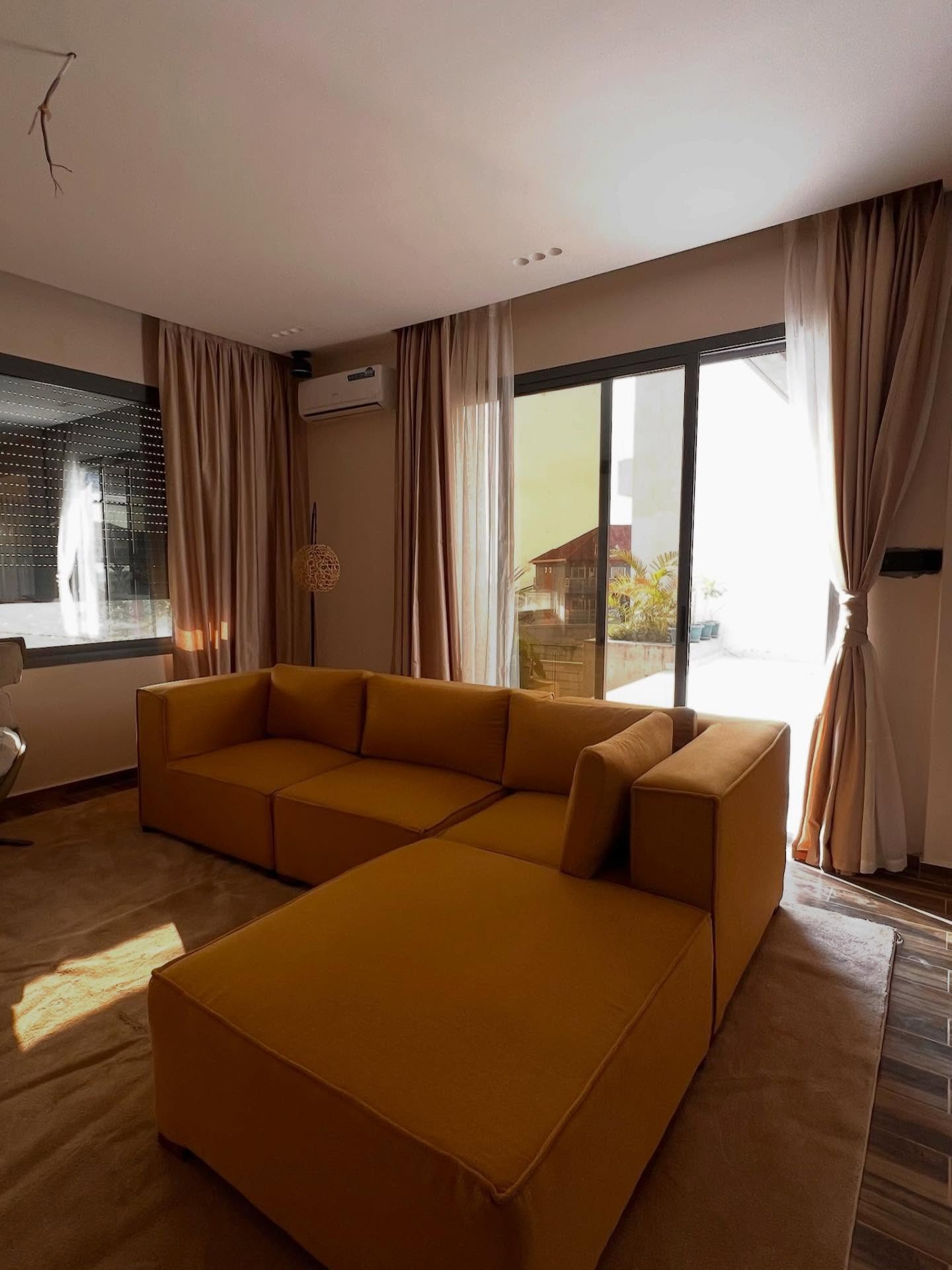 Salon modulable en velours ocre