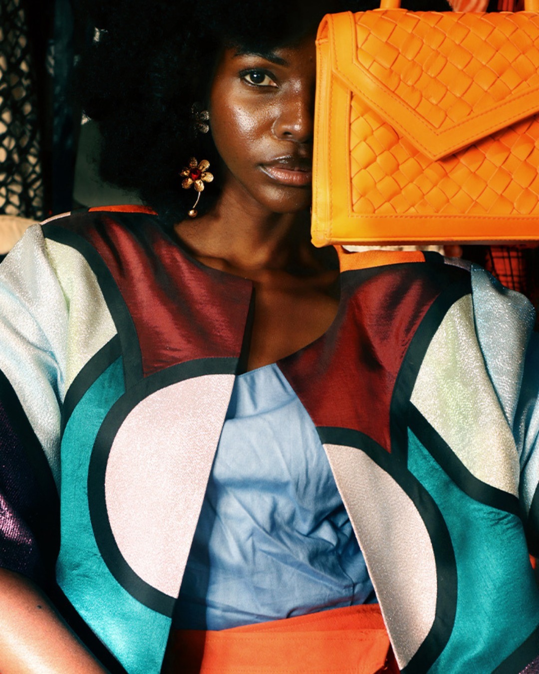 Veste patchwork satinée et sac tressé orange
