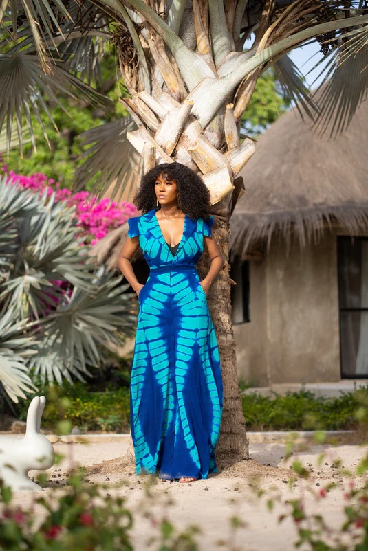 Robe longue tie-dye bleu roi et turquoise — cour tropicale.