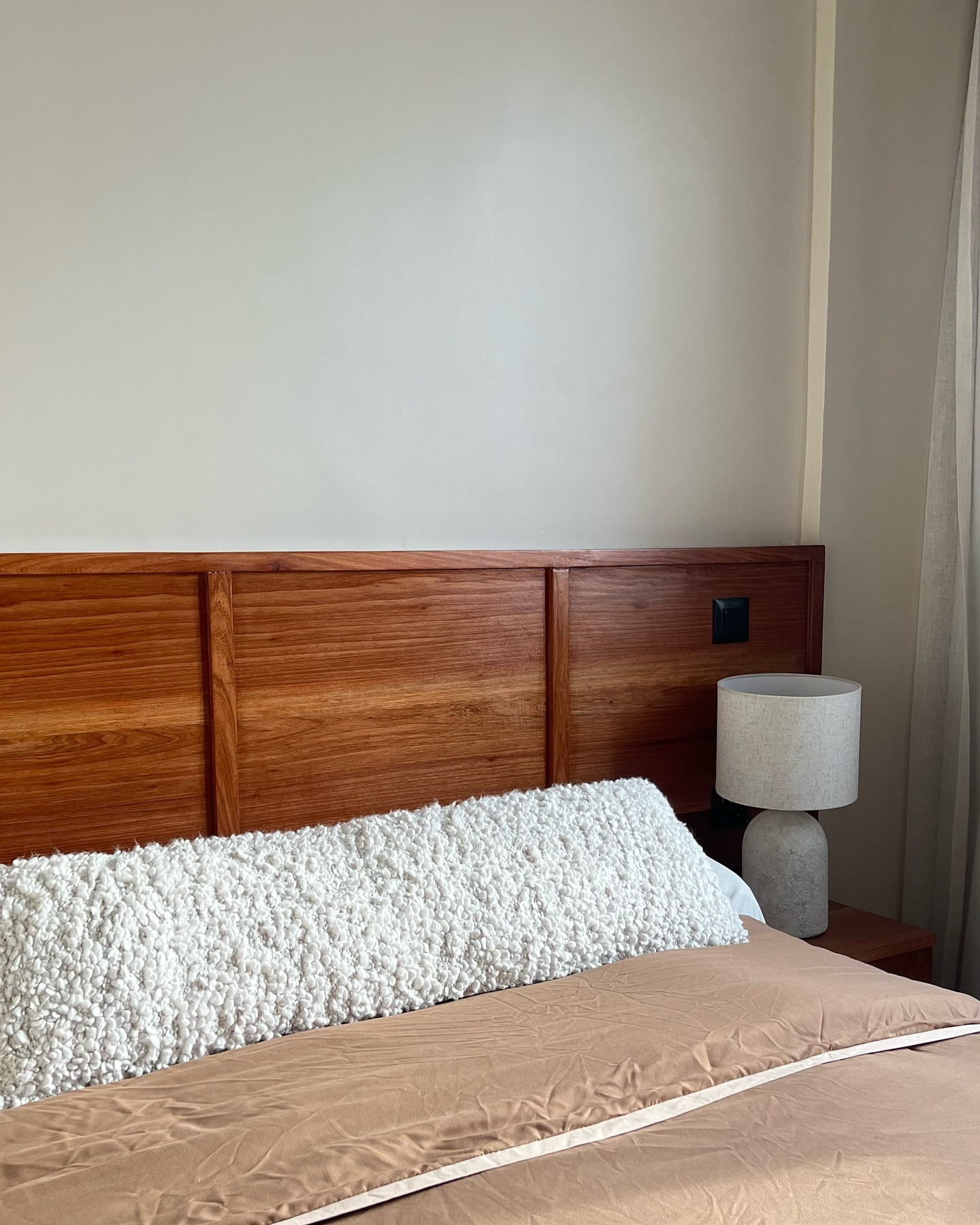 Tête de lit panneautée en bois précieux
