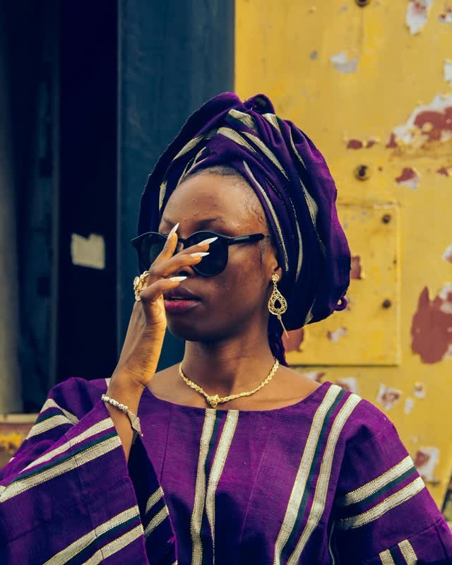 Boubou pourpre à rayures dorées — l'allure Diadia dans la rue.