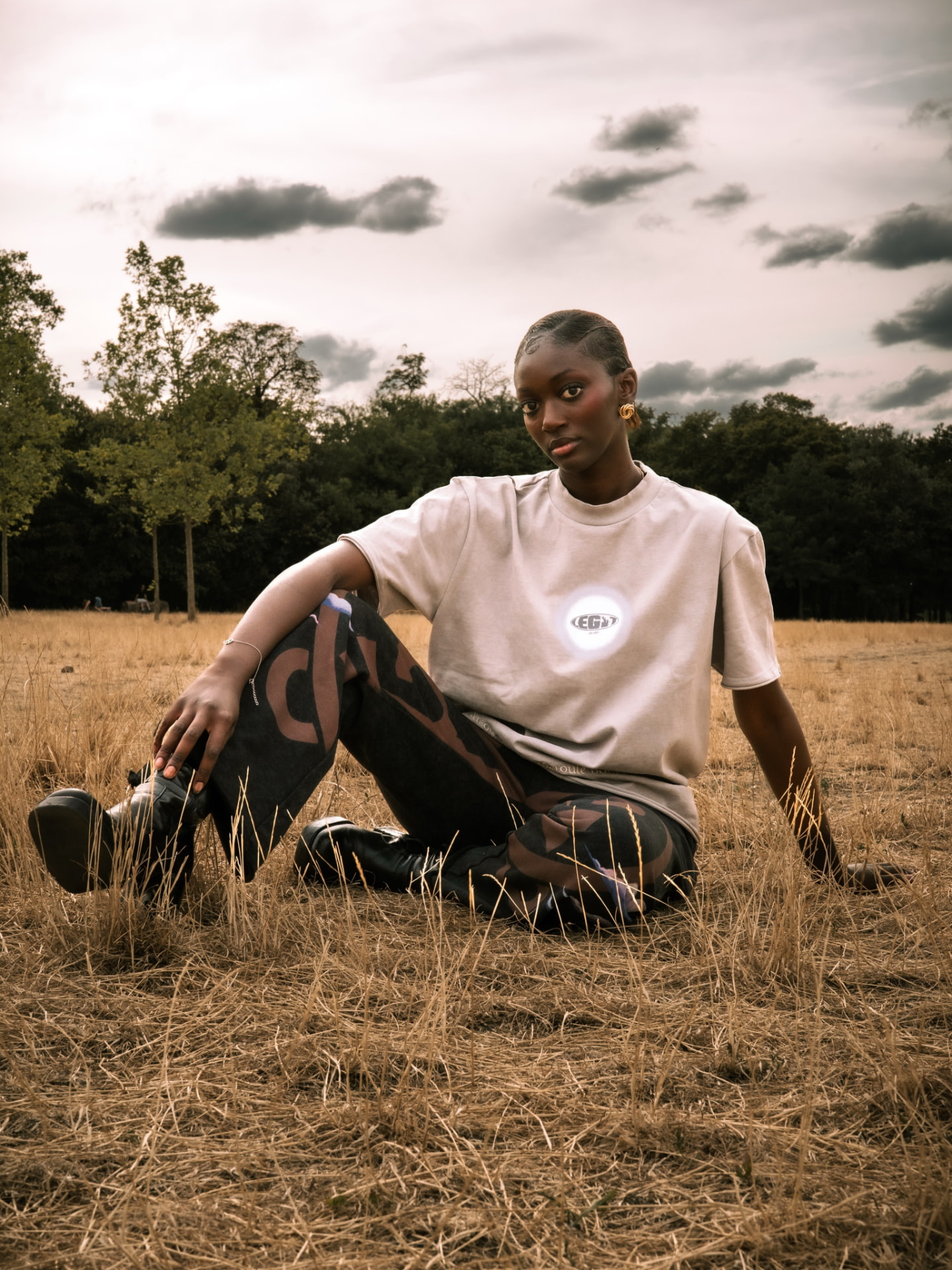 Tee-shirt gris et pantalon graphique dans un paysage naturel