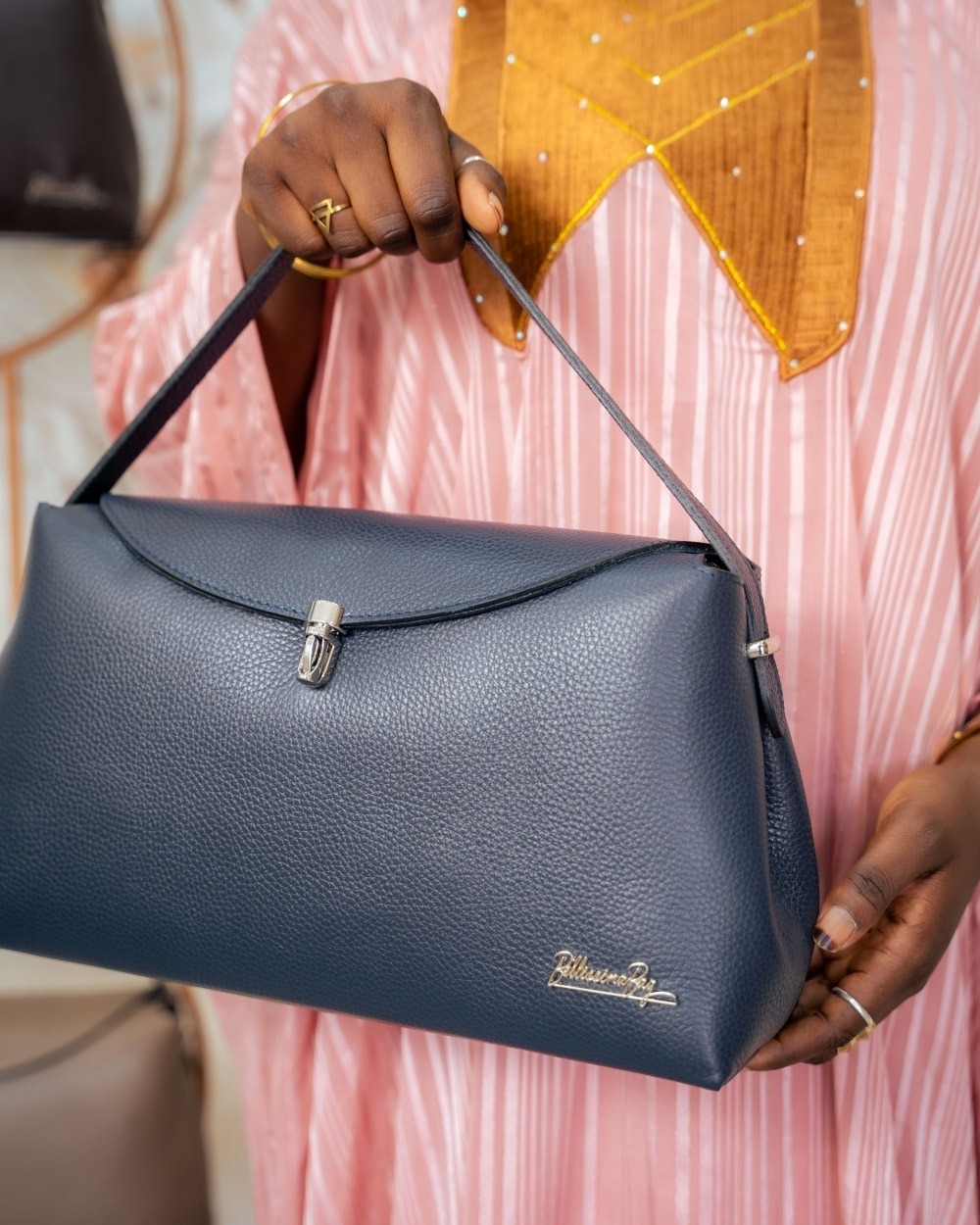 Sac à main navy — fermoir métal, ligne épurée