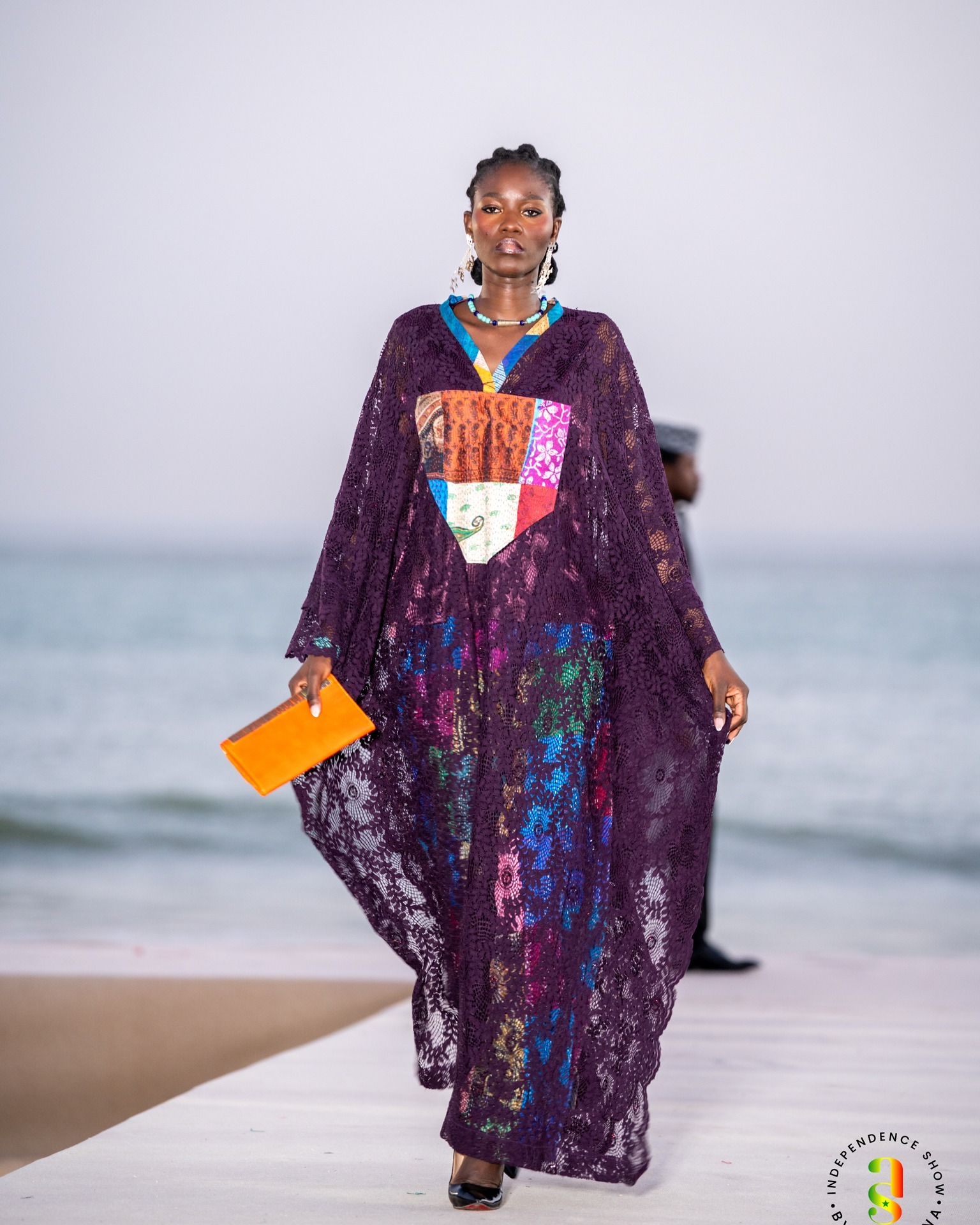 Cape en dentelle patchwork sur robe fluide