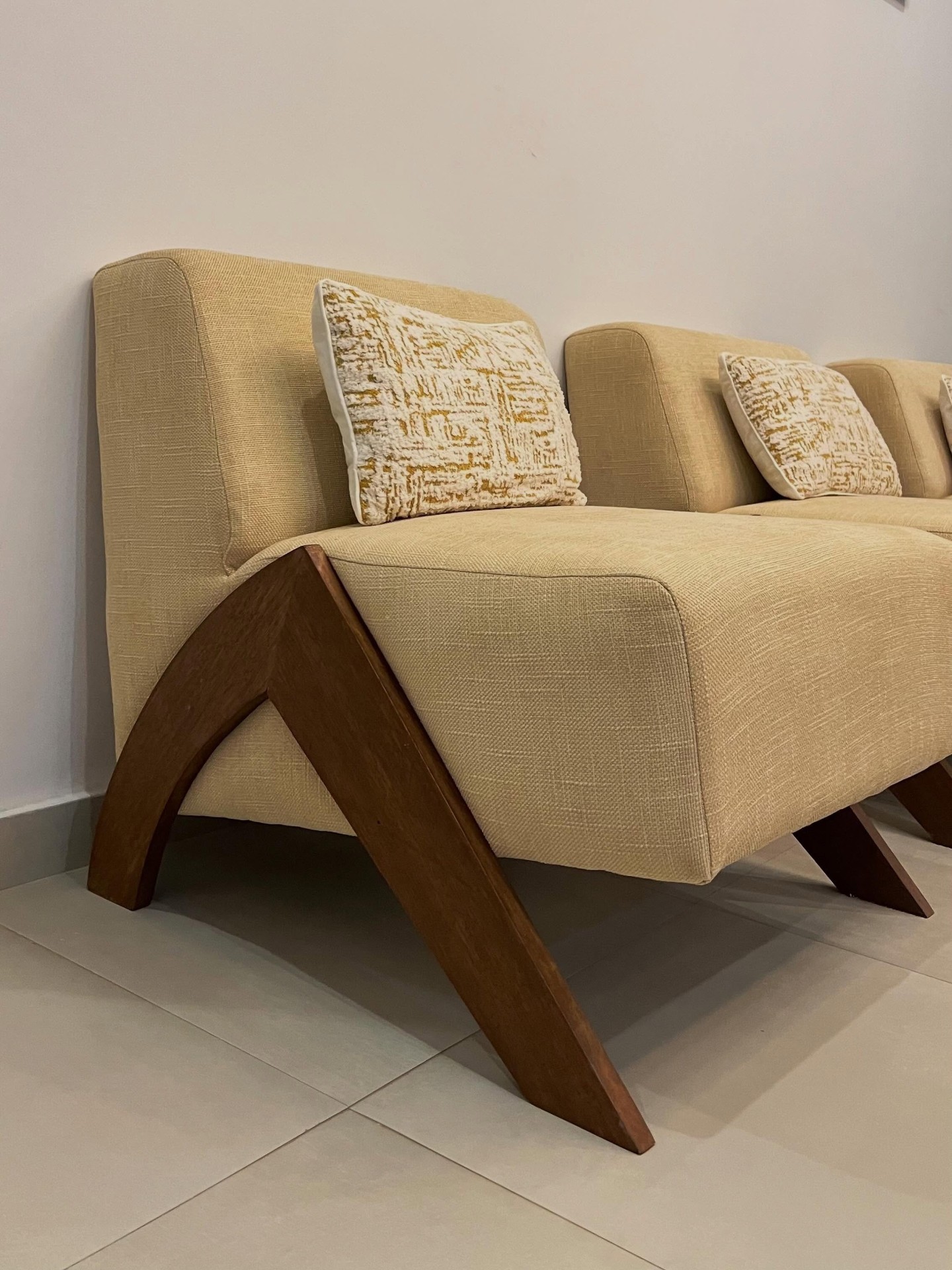 Fauteuil lin sable, piètement arche en bois