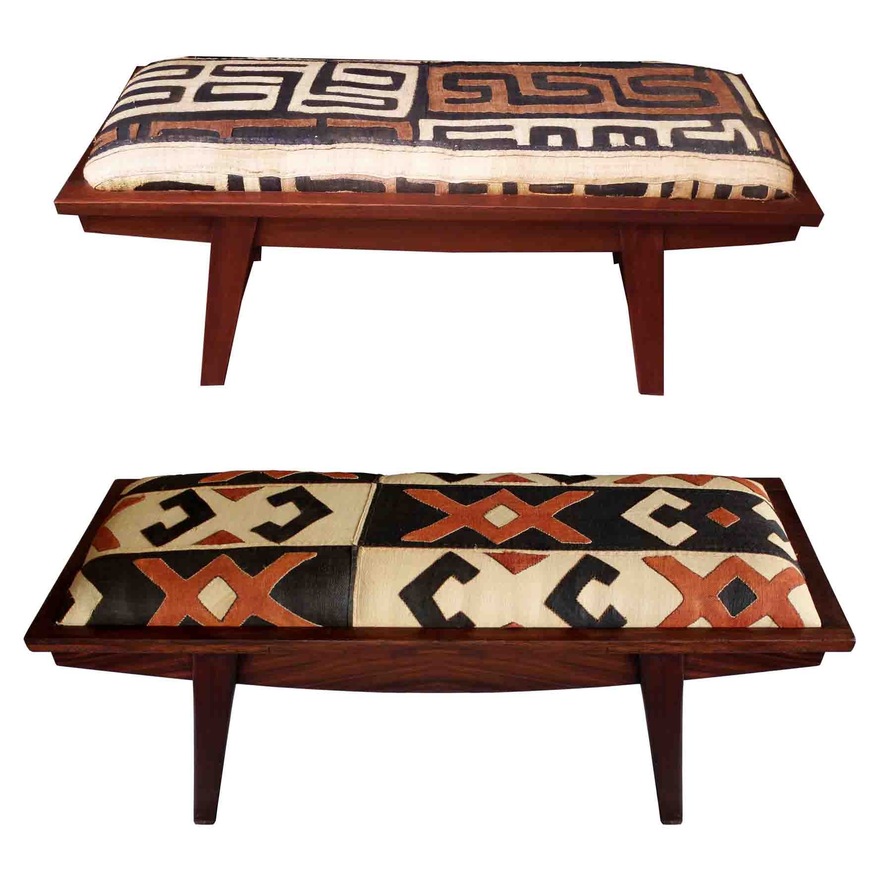 Banquettes Kuba : assises garnies de tissus raphia du royaume Kuba, structure acajou.