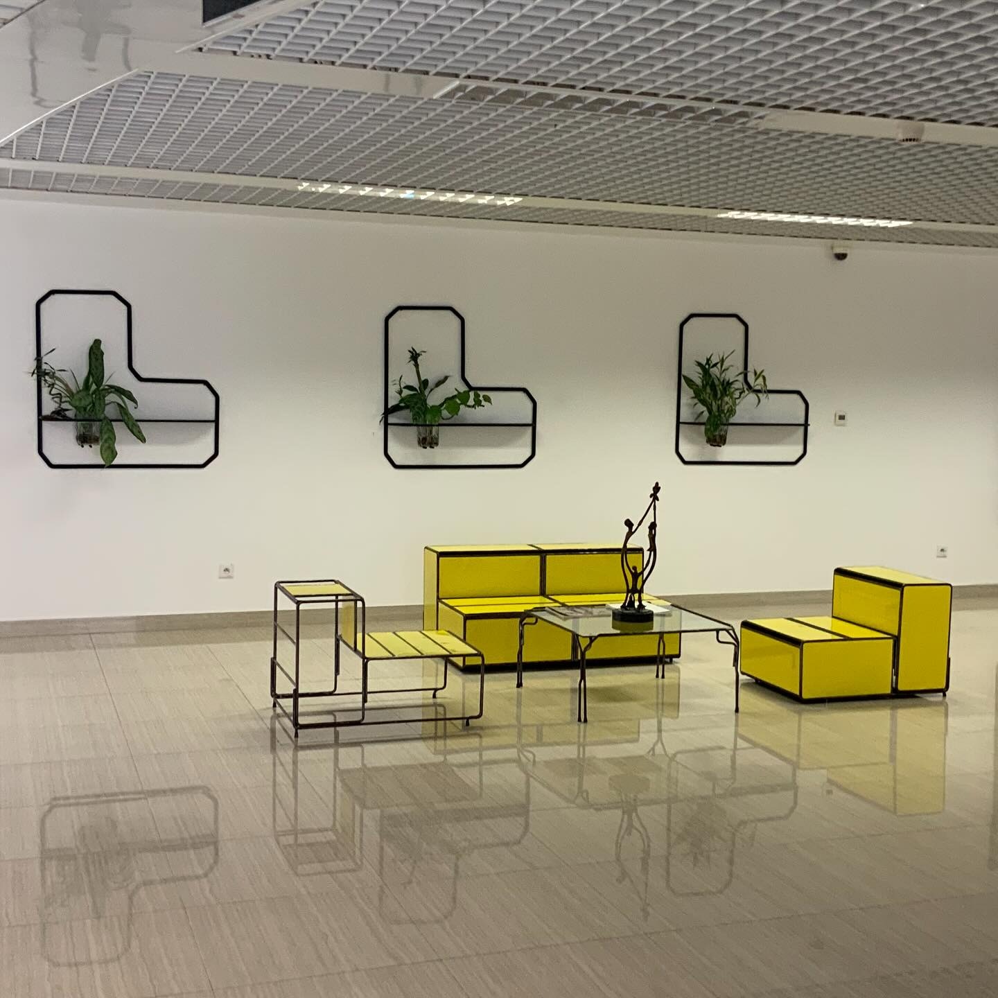 Salon modulaire safran et jardinières murales sculptées