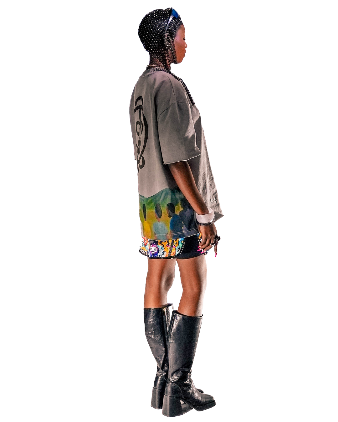 Profil : tee-shirt gris à fresque peinte, bottes hautes en cuir