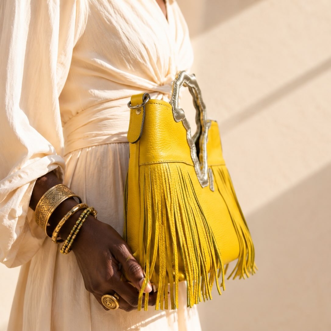 Détail lumière — le cuir grainé jaune capte le soleil de Dakar.