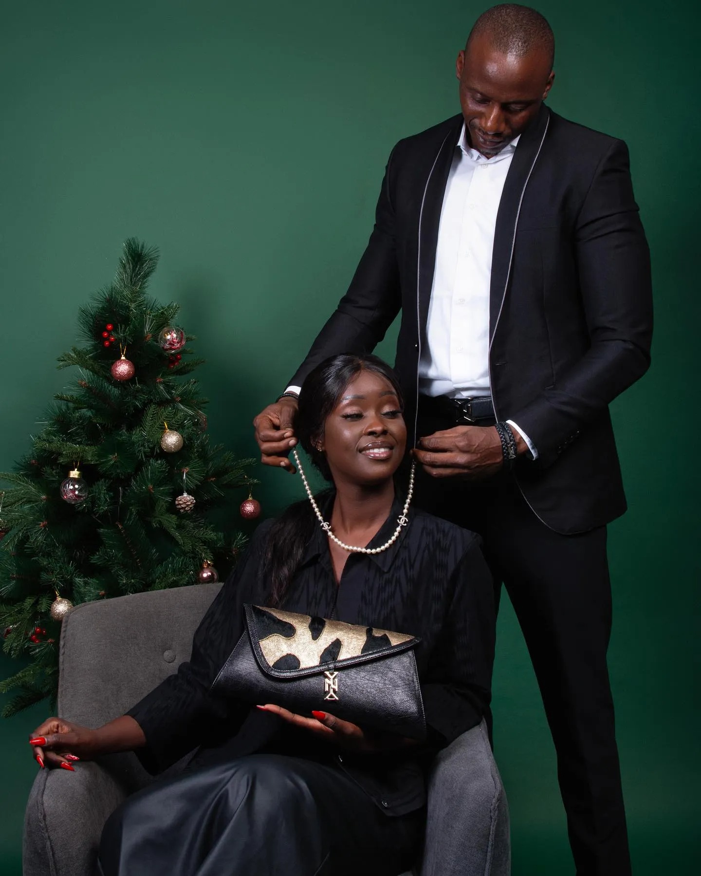 Portrait éditorial — pochette enveloppe cuir noir et poulain doré, campagne fêtes