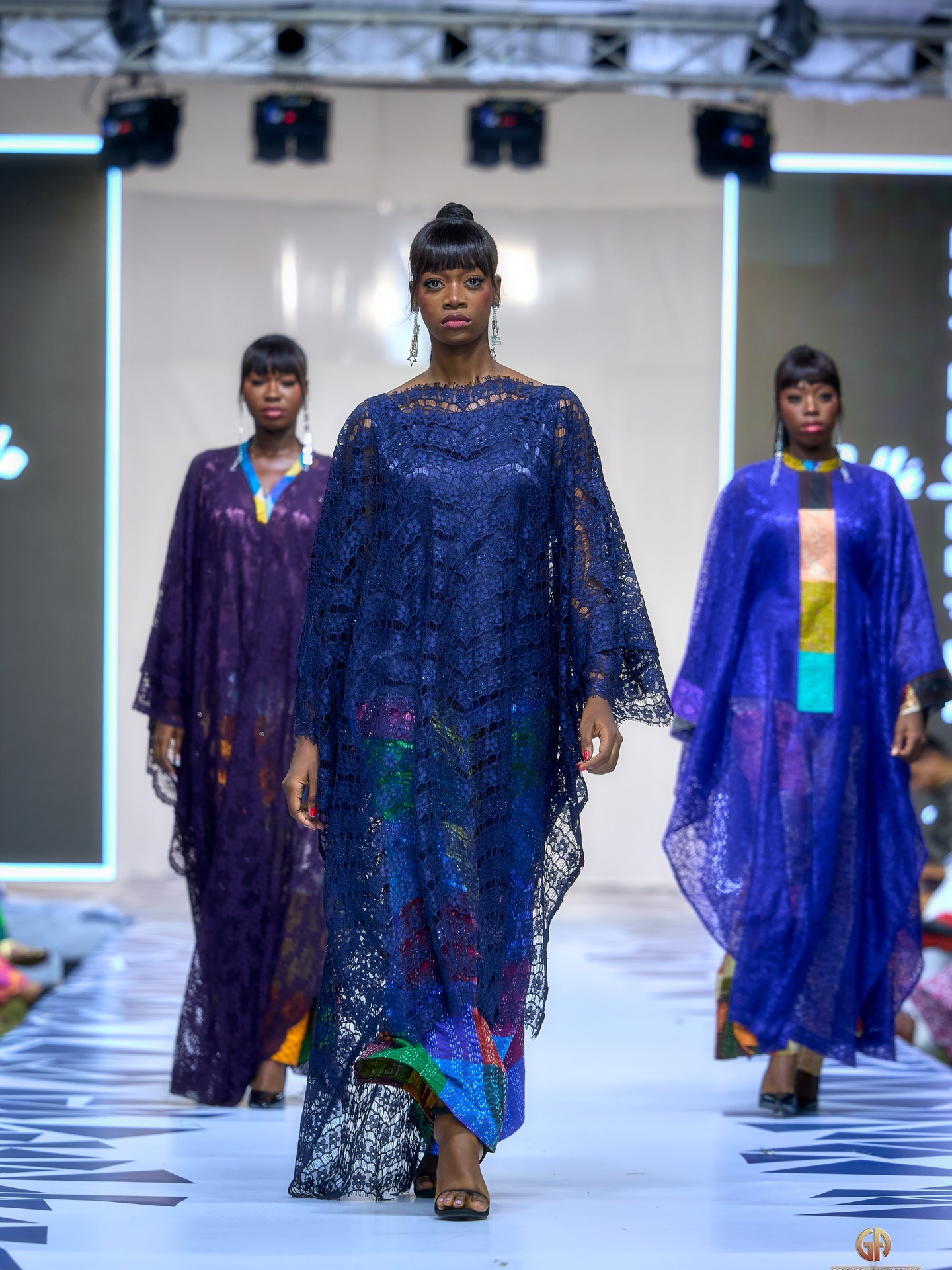Silhouettes en dentelle sur podium