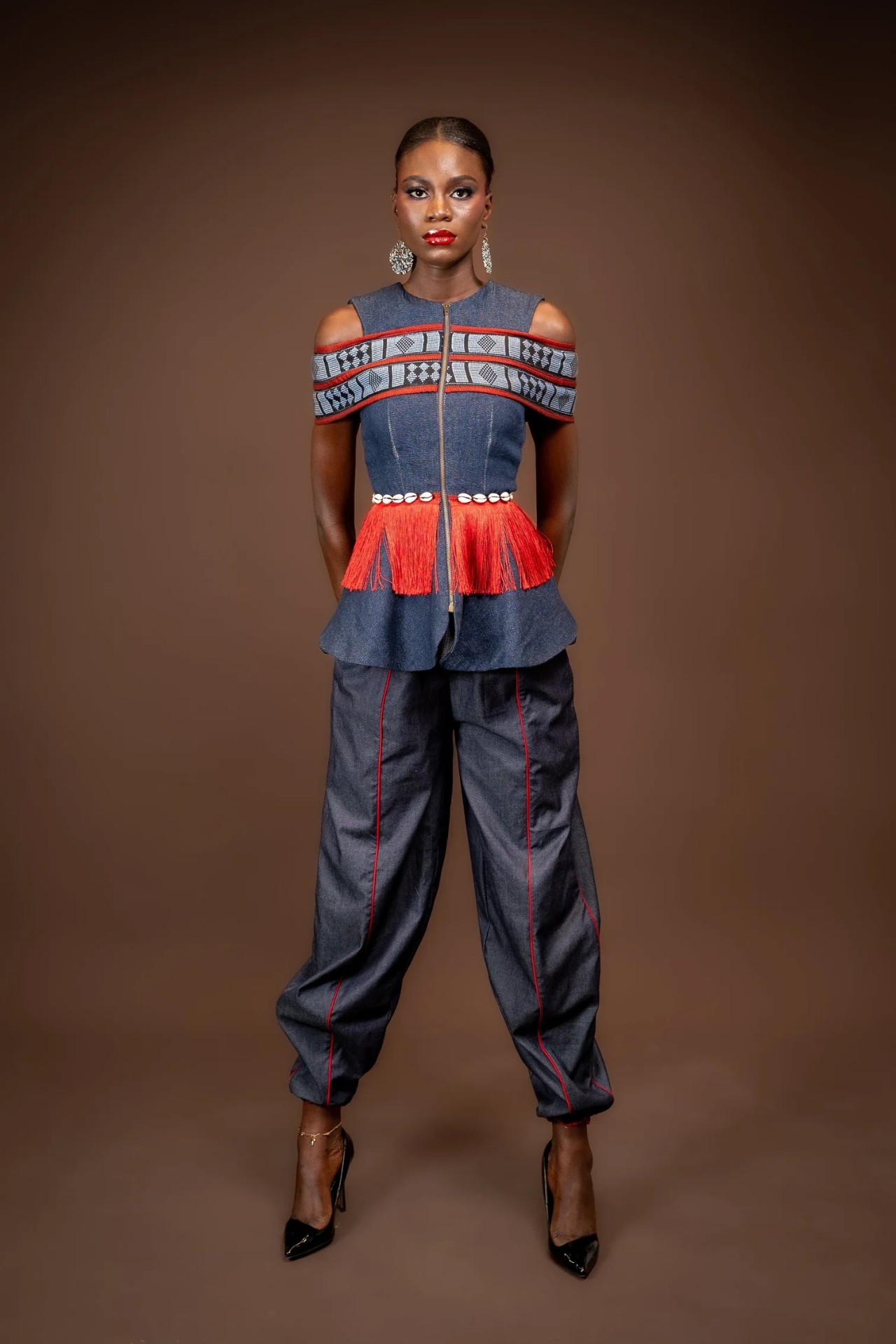 Ensemble denim — péplum tissé et franges corail