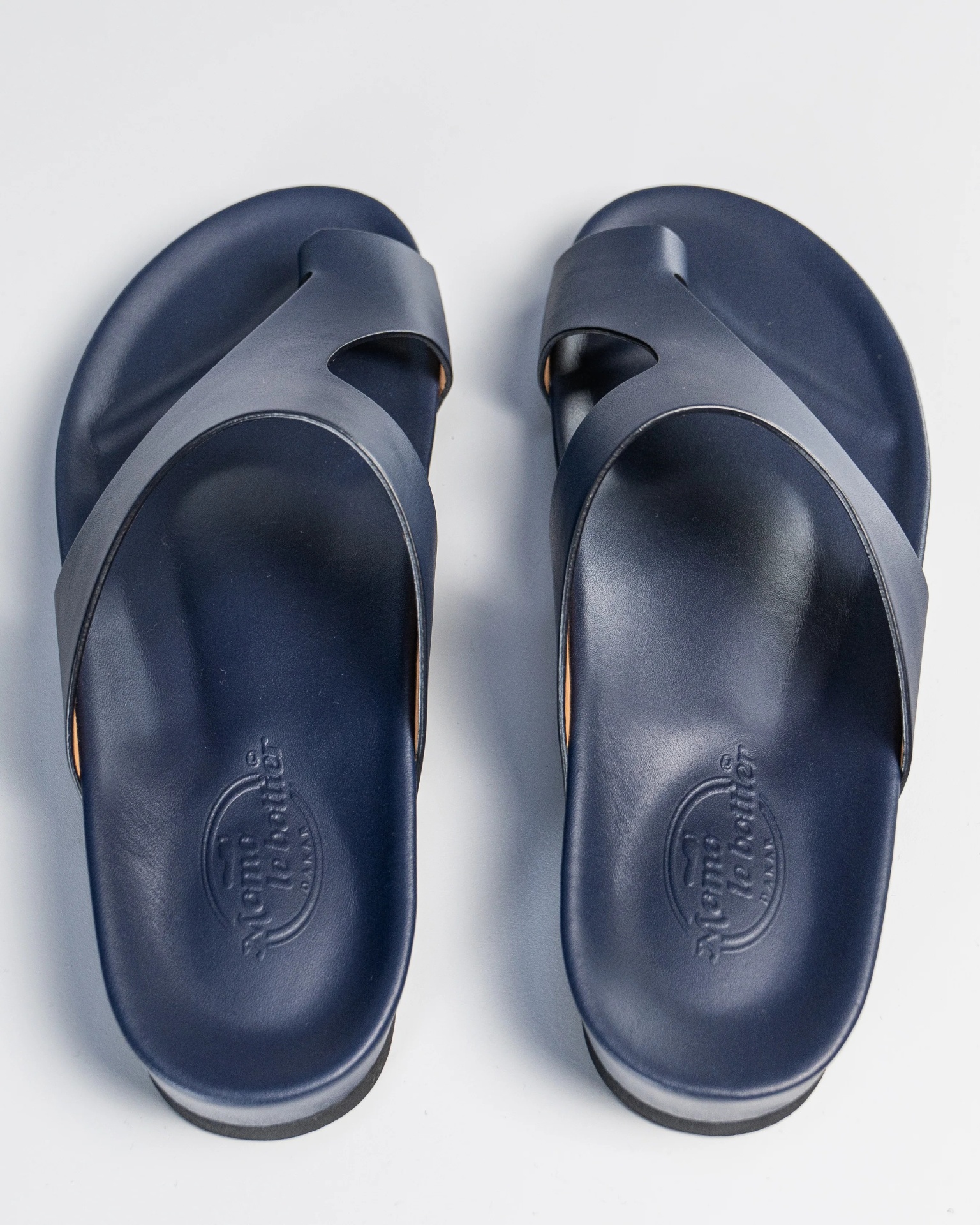 Tong cuir marine — signature Momo le Bottier Dakar