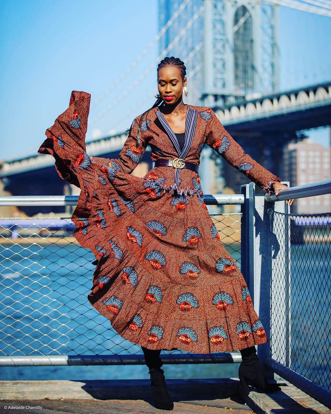 Robe éventails terracotta — Manhattan Bridge en toile de fond