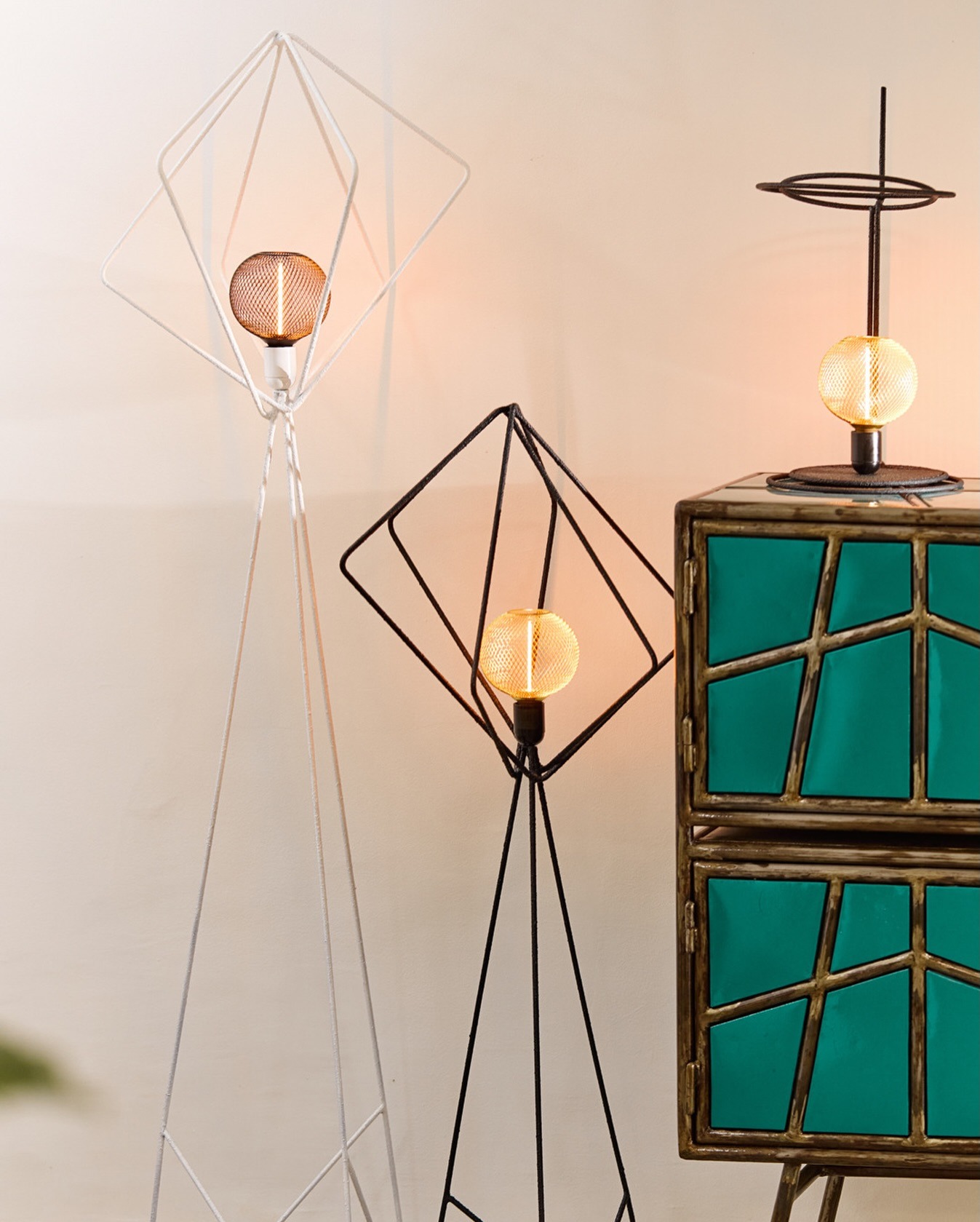Lampes filaires géométriques et cabinet Xantophille émeraude