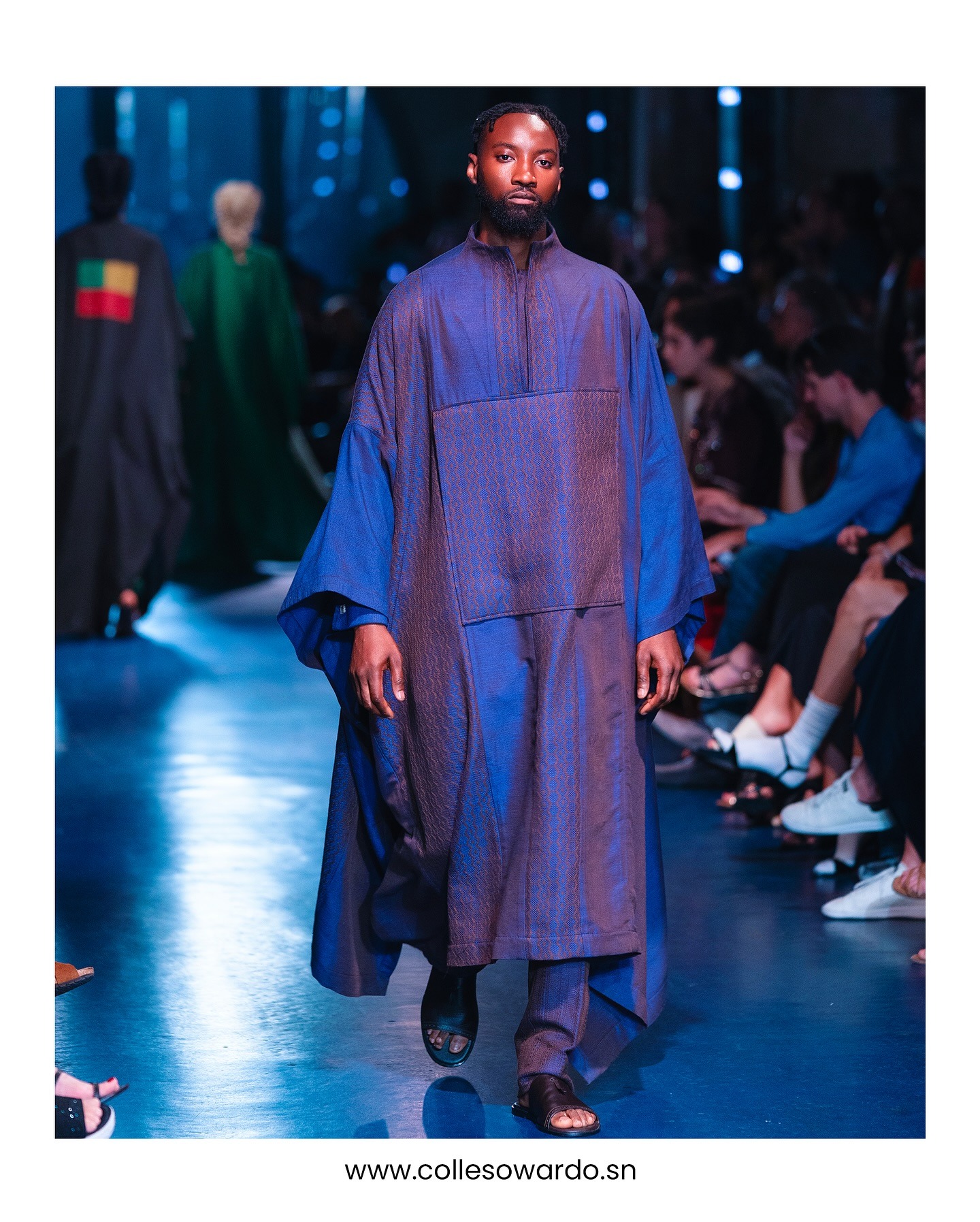 Boubou bleu tissé à broderies discrètes