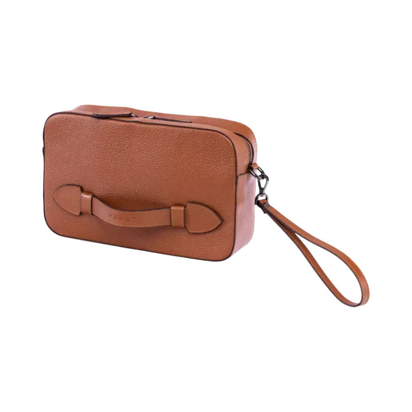 Clutch camel grainé — pièce de main pour l'esprit voyageur.
