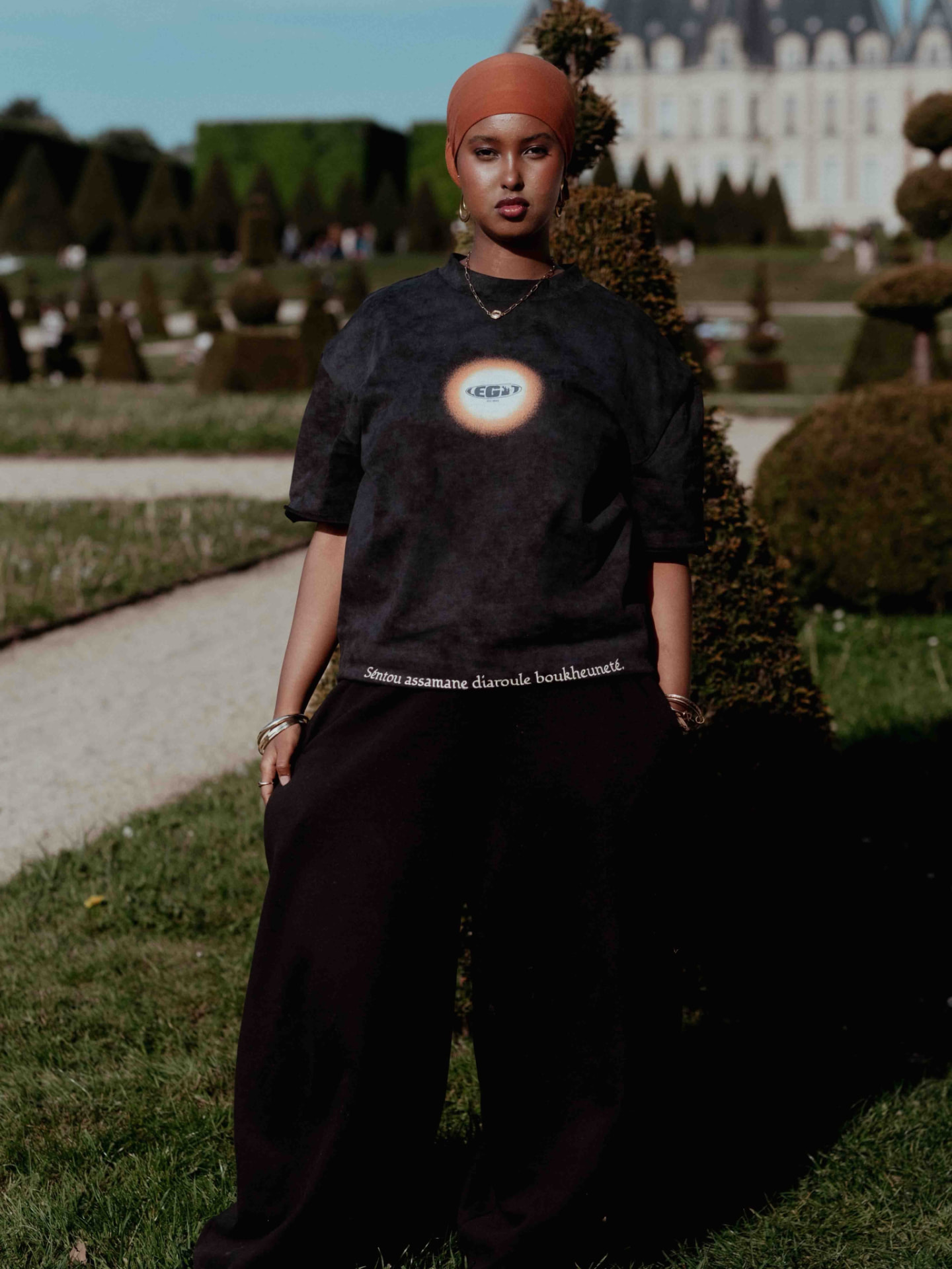 Tee-shirt noir LEGIT porté dans les jardins