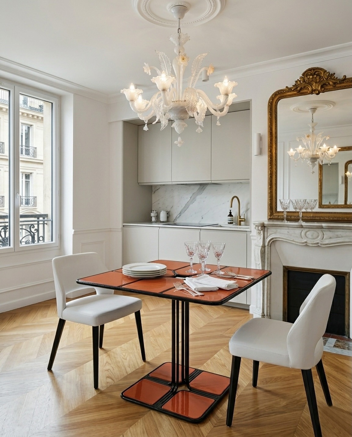 Table carrée émaillée terracotta — coin repas parisien