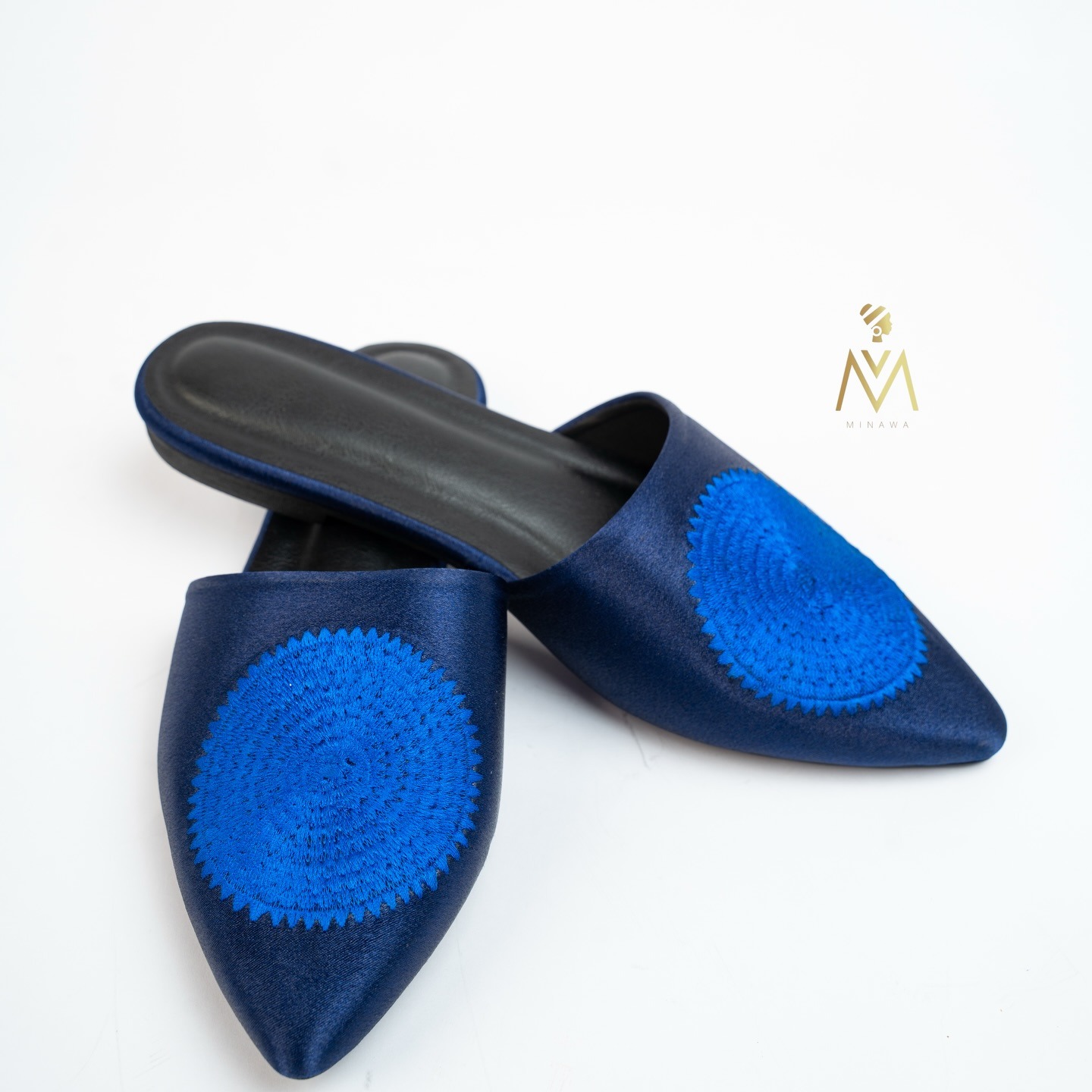 Mules bleu nuit — soleil brodé cobalt