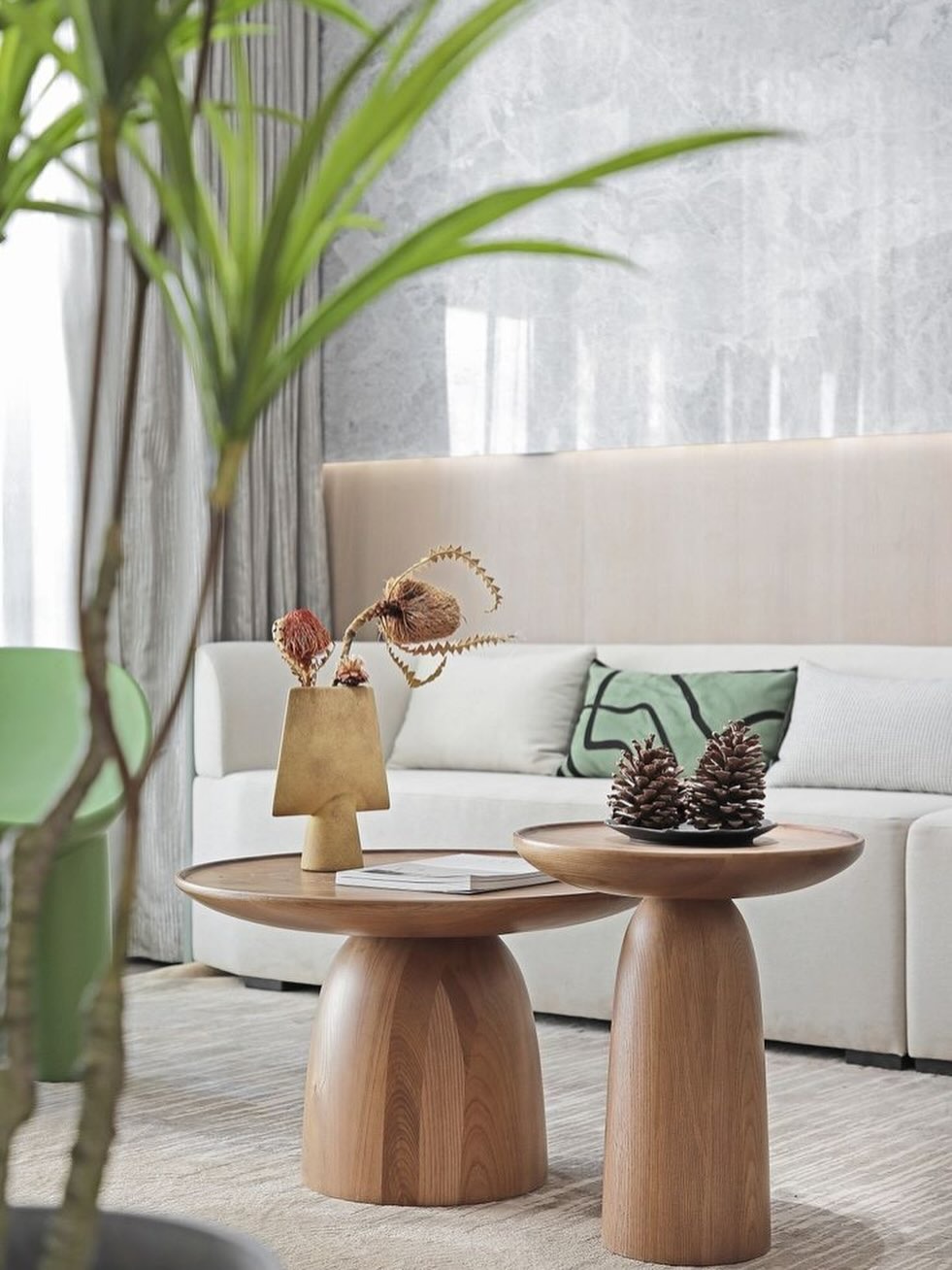 Duo de tables gigognes en bois tourné
