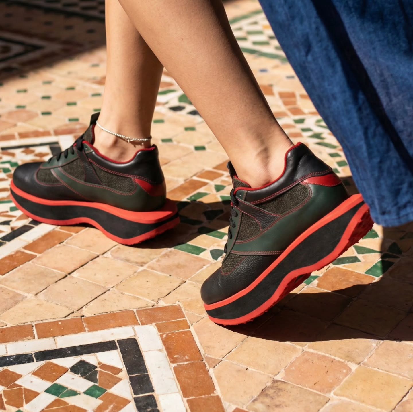 Édition rouge & noire — semelle plateforme sur mosaïque terracotta