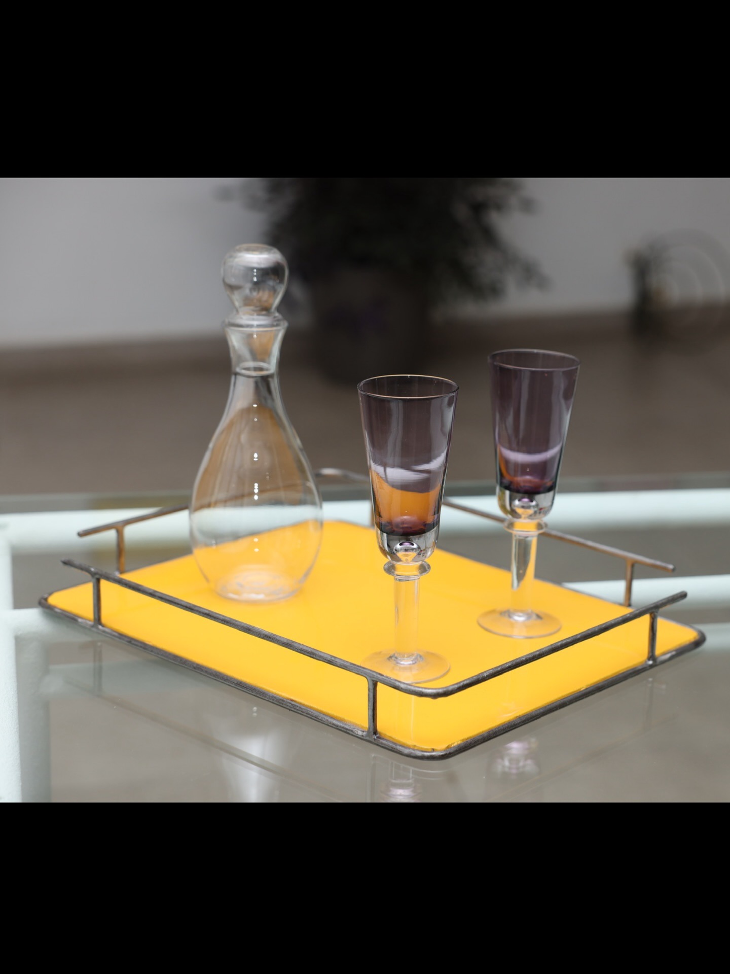 Plateau safran en métal émaillé, carafe et verres