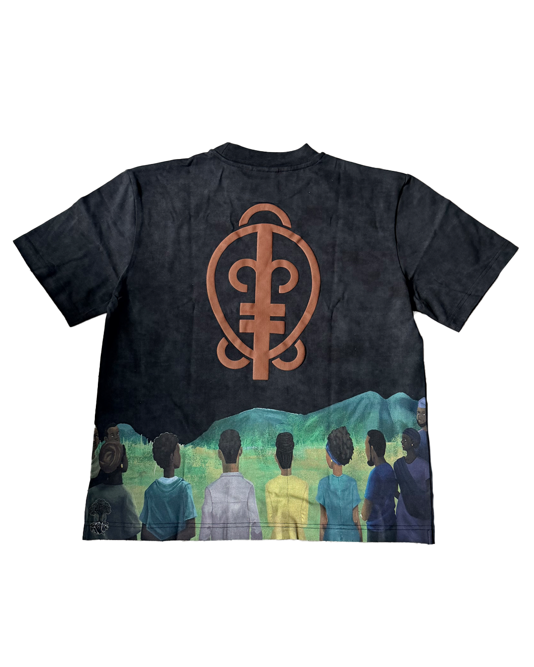 Dos du tee-shirt : symbole adinkra et fresque peinte d'une foule face aux collines